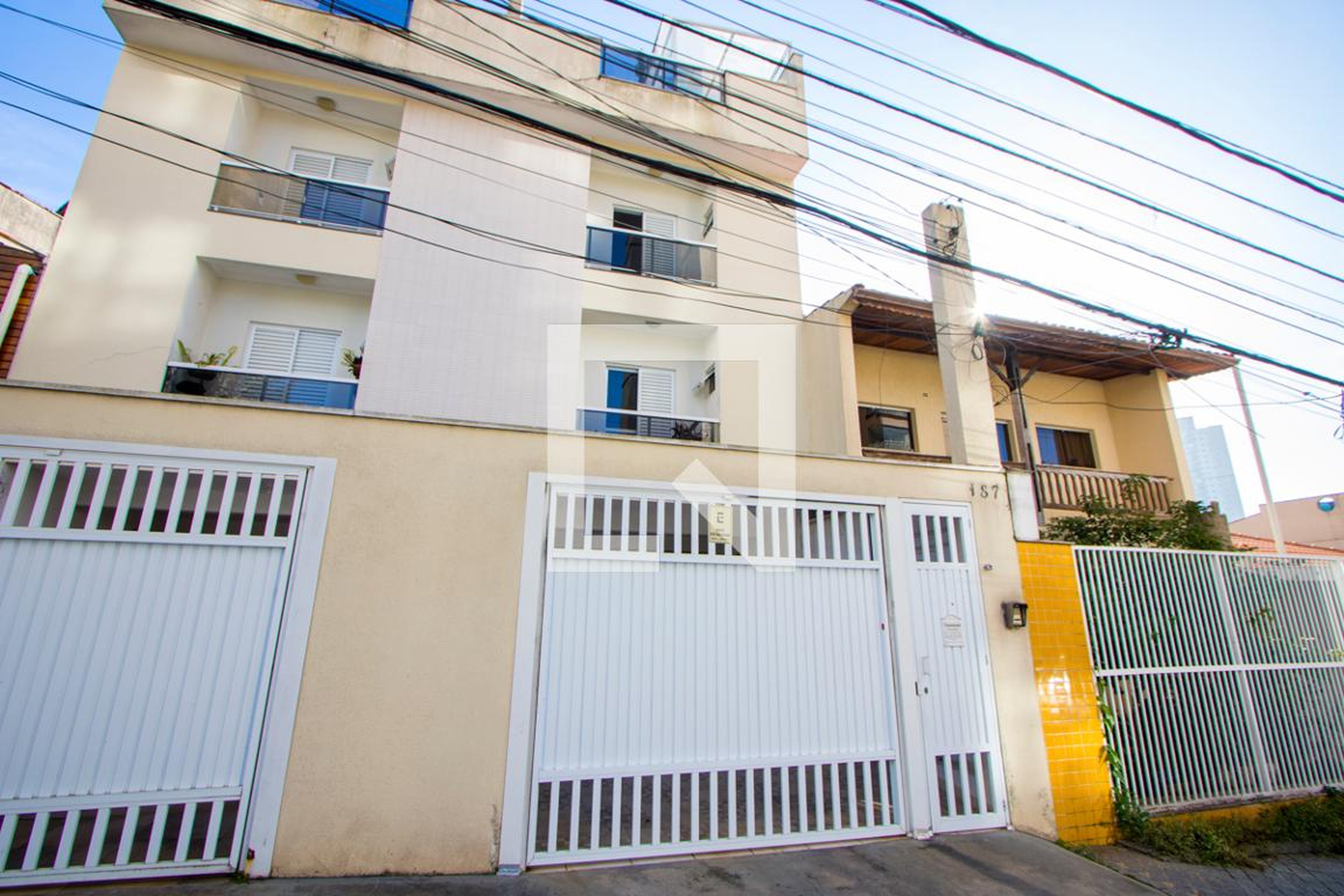 Fachada Condomínio em Rua Vinte e Um de Abril, 187