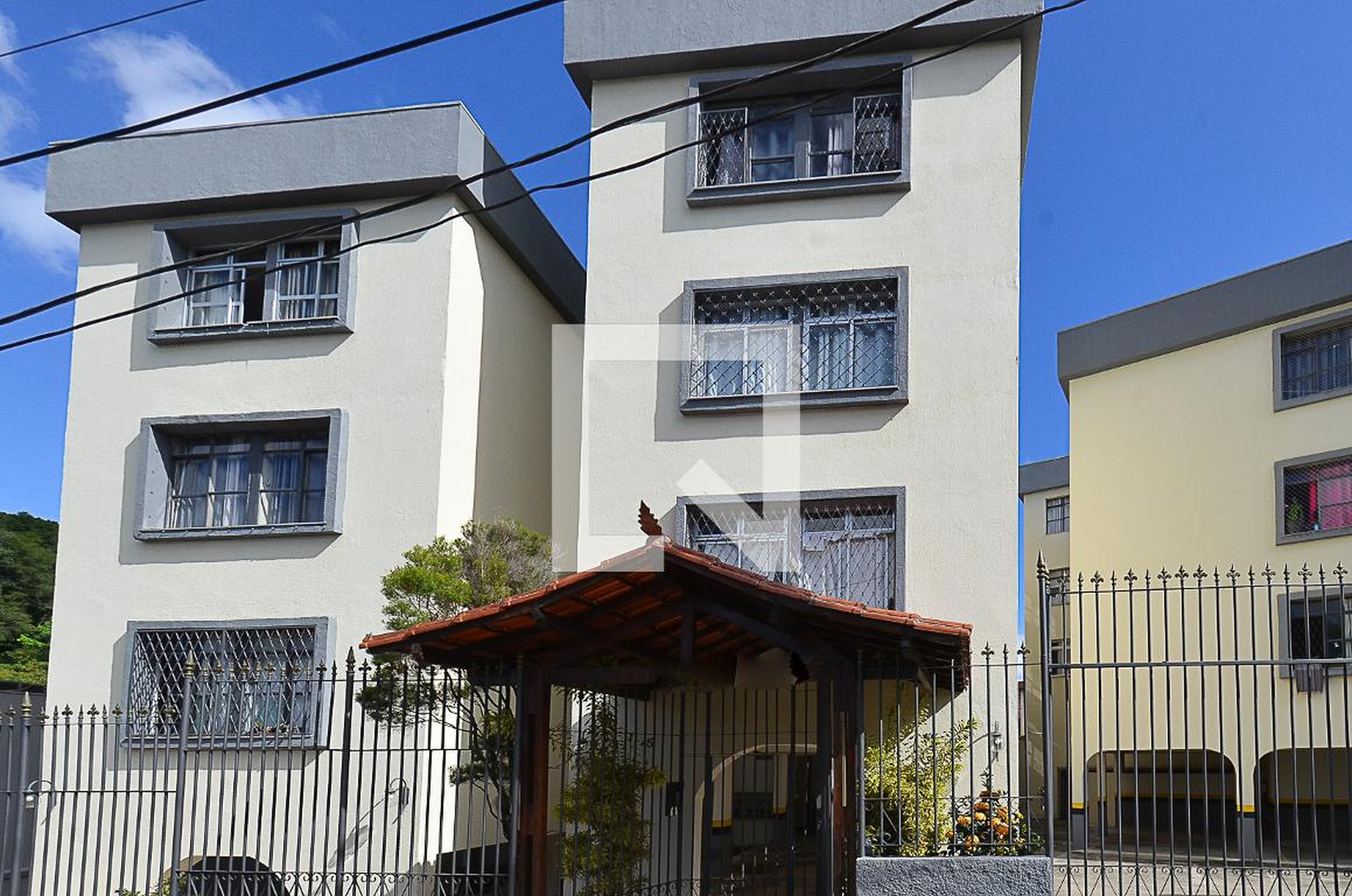 Fachada Condomínio em Rua Contagem, 45