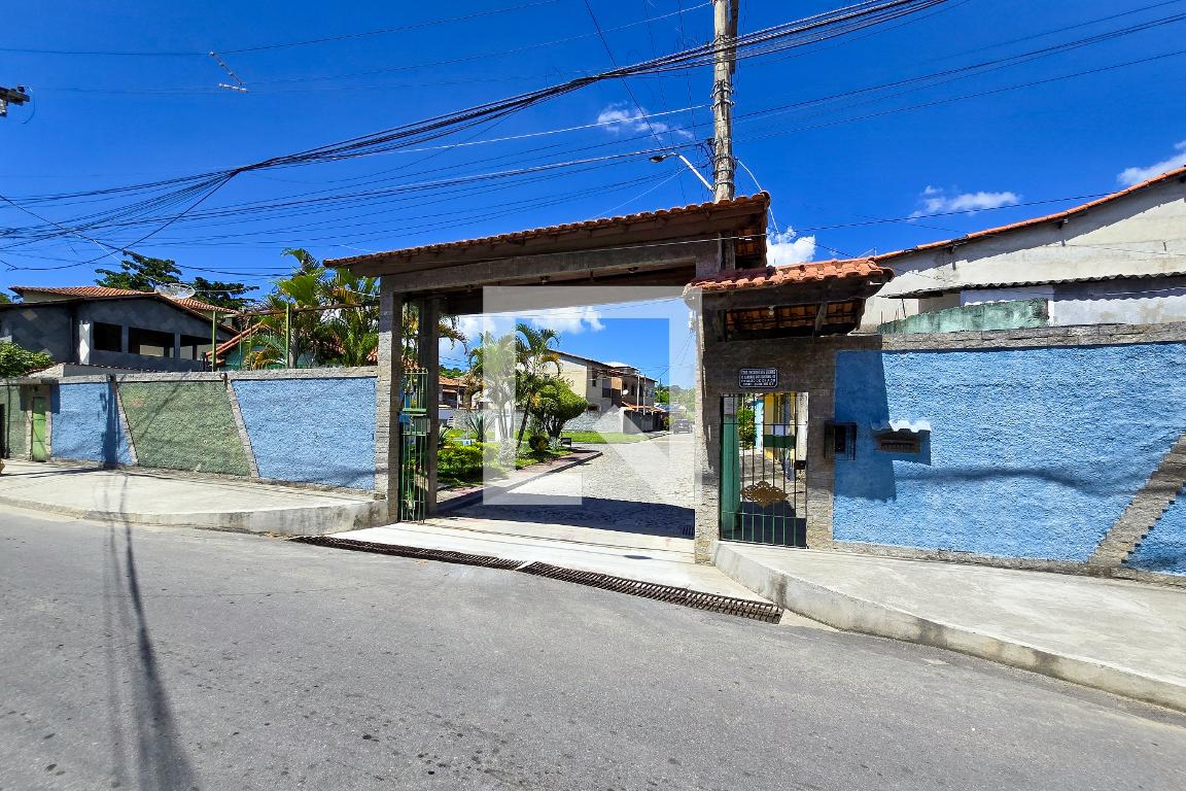 Fachada do condomínio Condomínio em Rua Caminho dos Quirins, 41