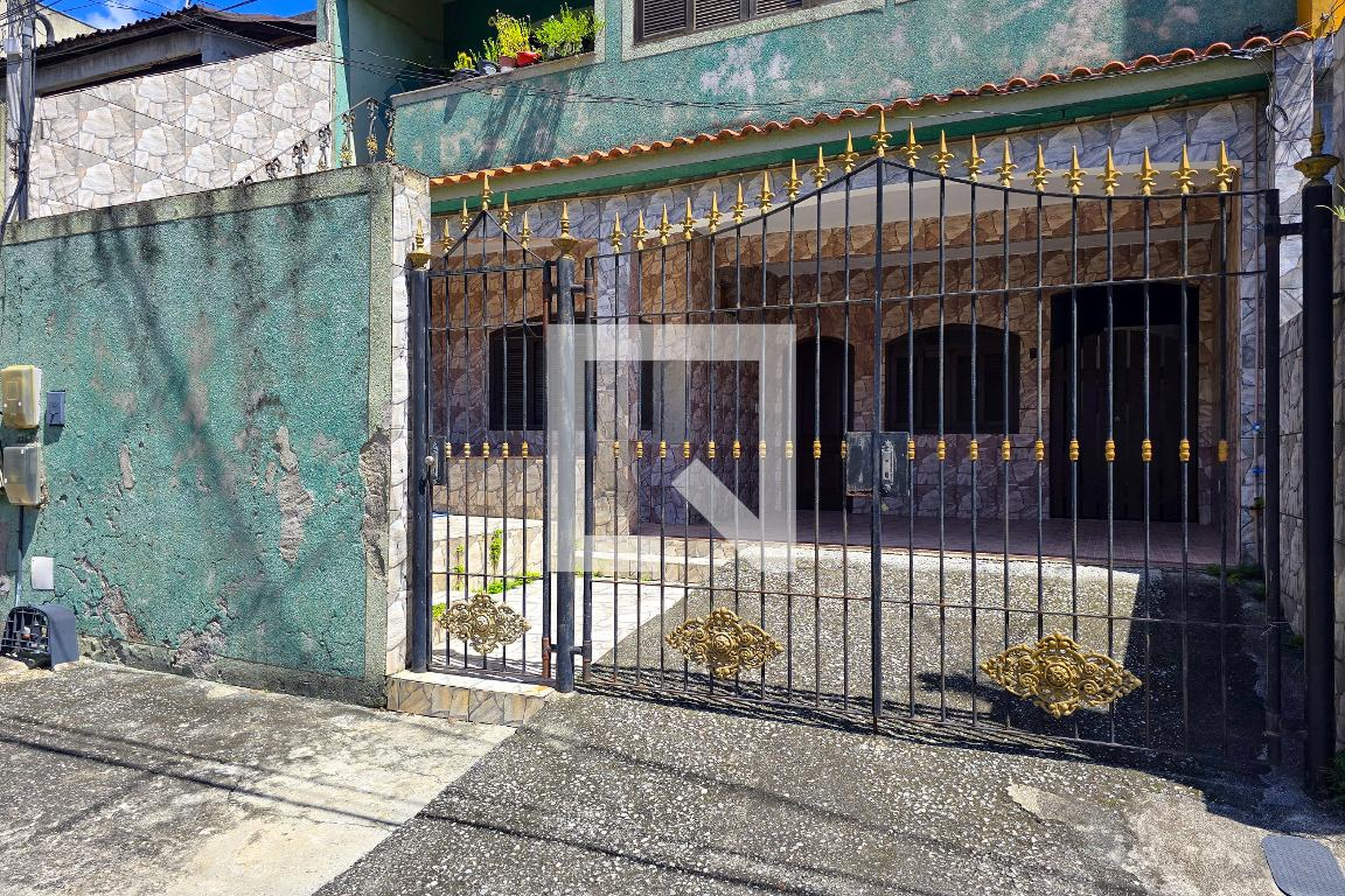 Fachada Condomínio em Rua Caminho dos Quirins, 41