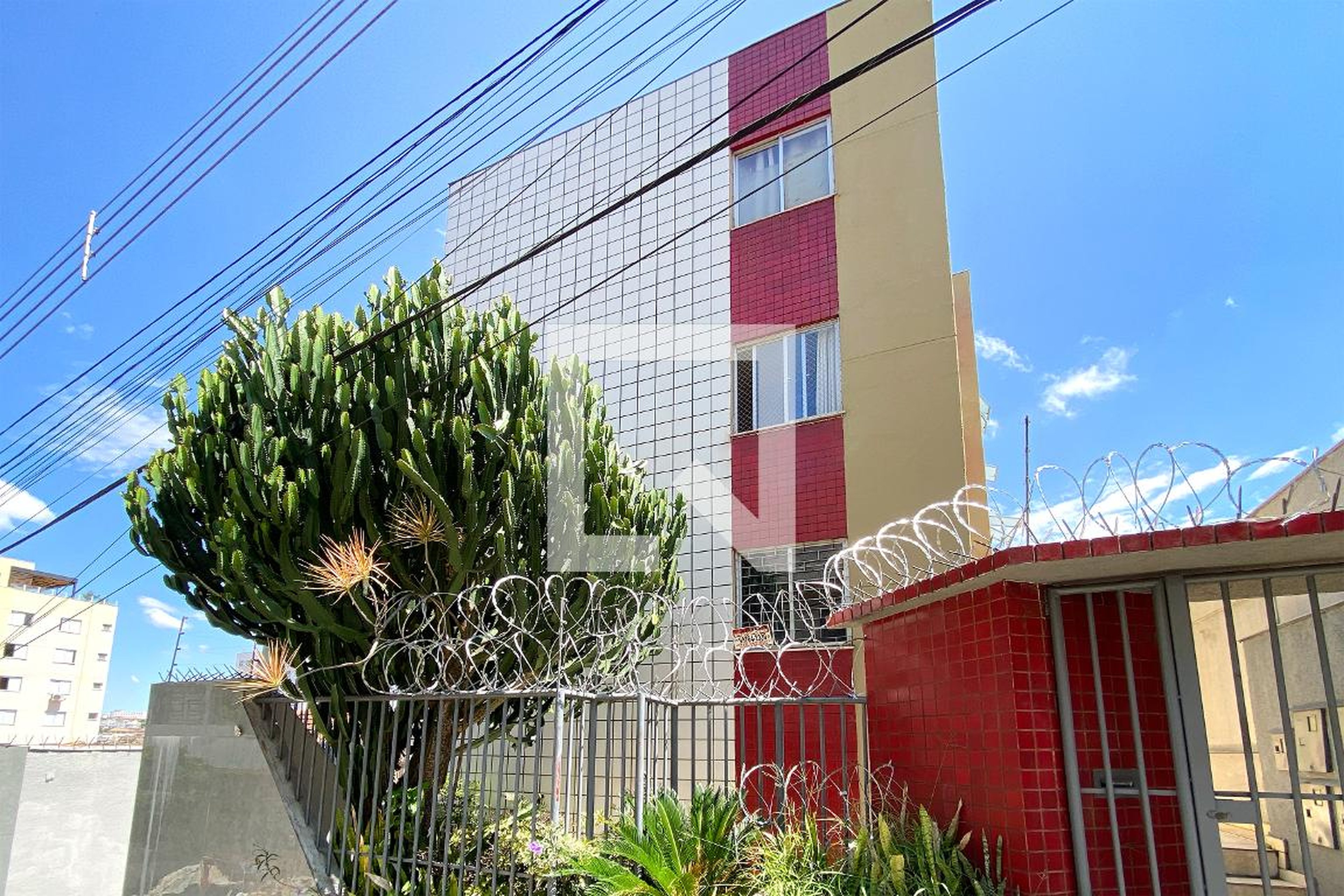 Fachada Condomínio em Rua Jussara, 395