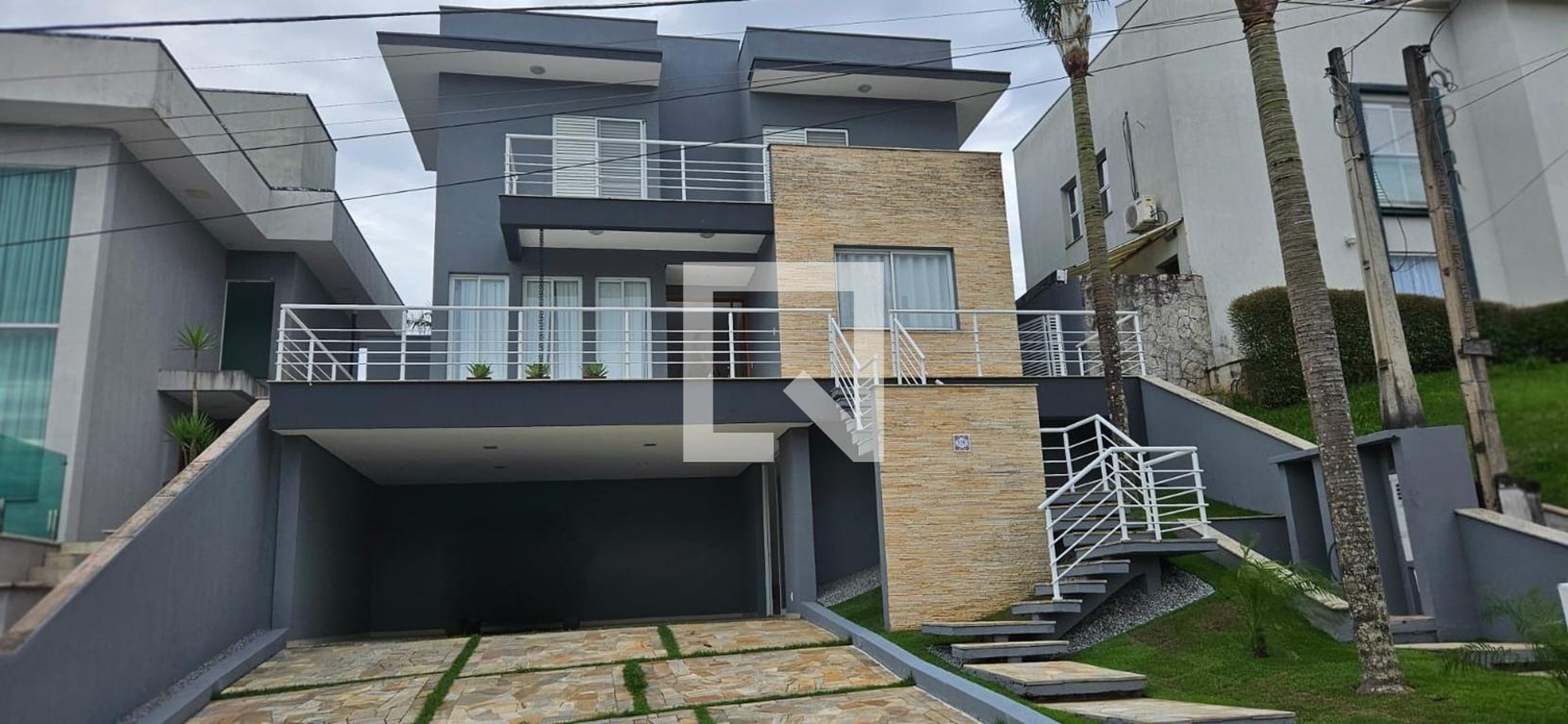 Fachada Condomínio em Rua Dos Jequitibas, 536