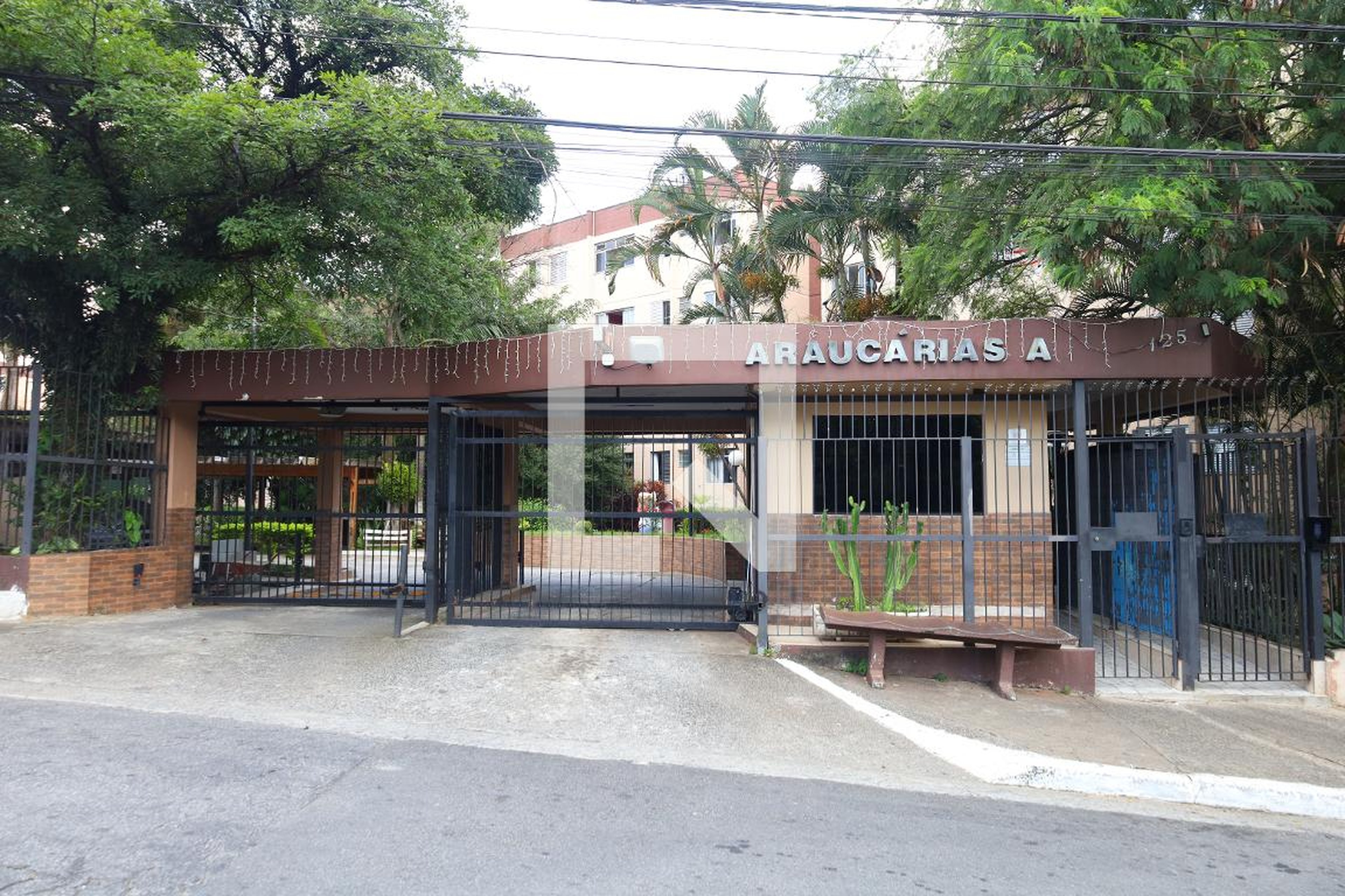 Fachada do condomínio Condomínio Araucárias 1a