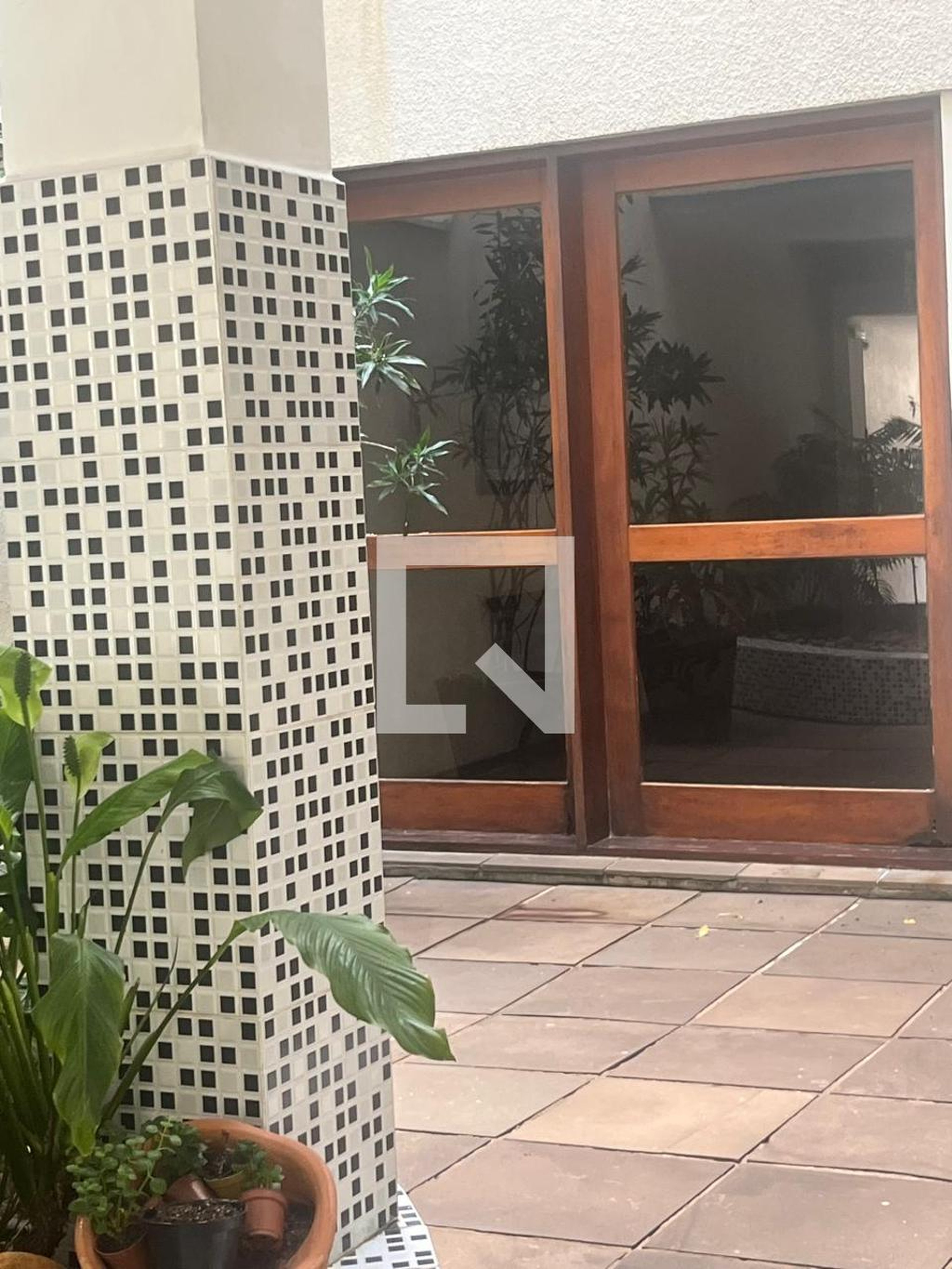 Fachada Condomínio em Rua Vieira de Castro, 207