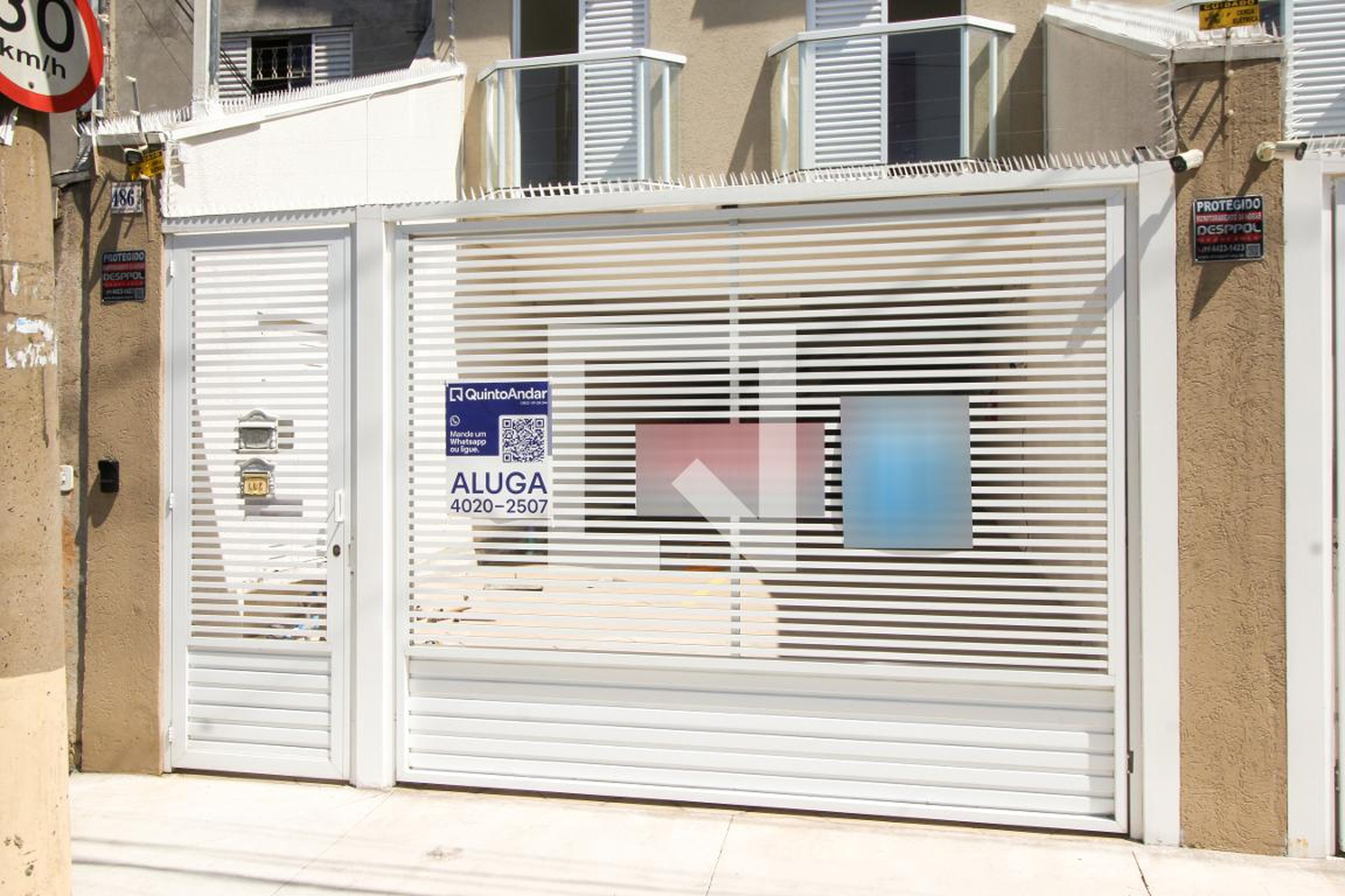 Fachada Condomínio em Rua Abraão Delega, 486