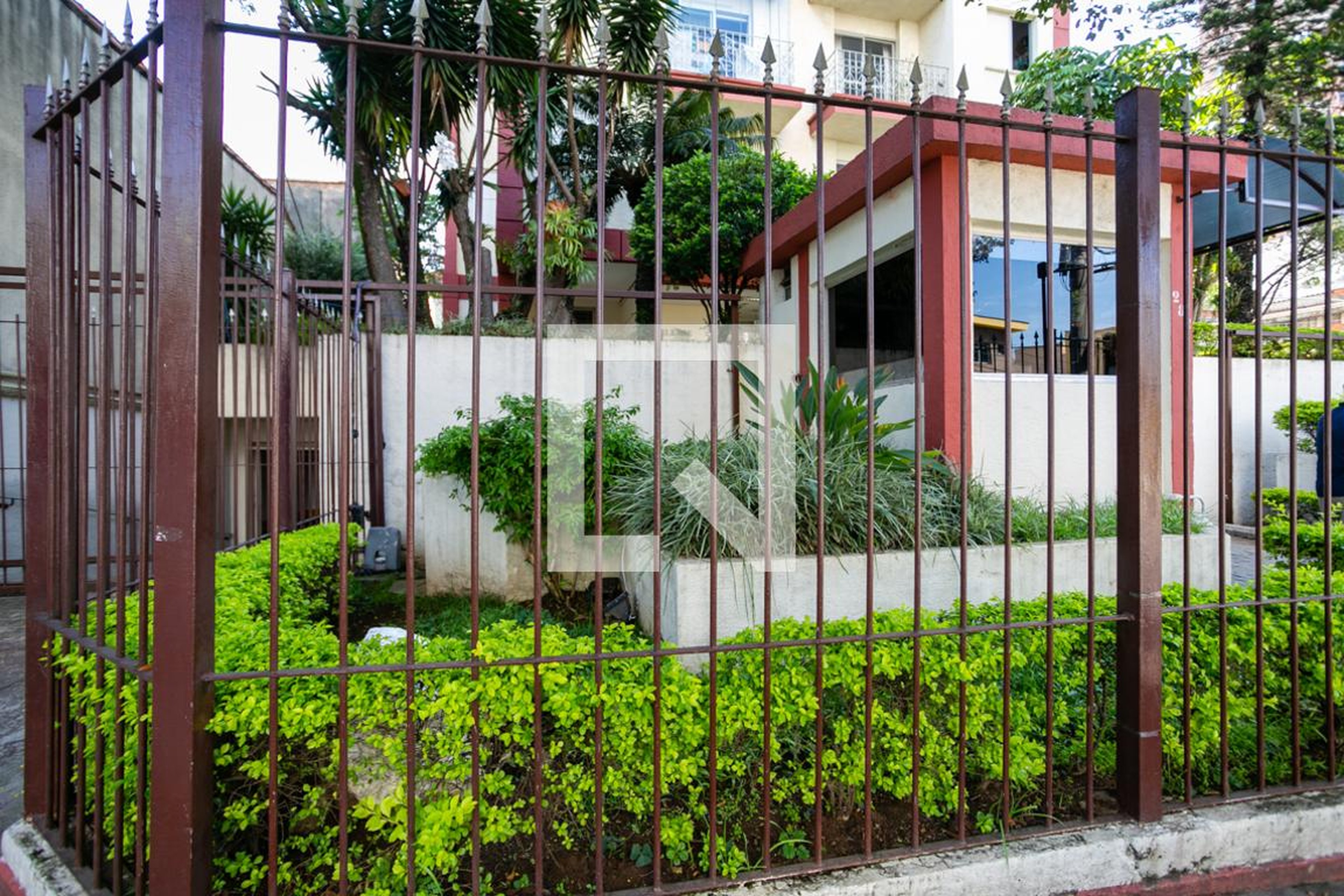 Fachada do condomínio Condomínio Village Maison Vert