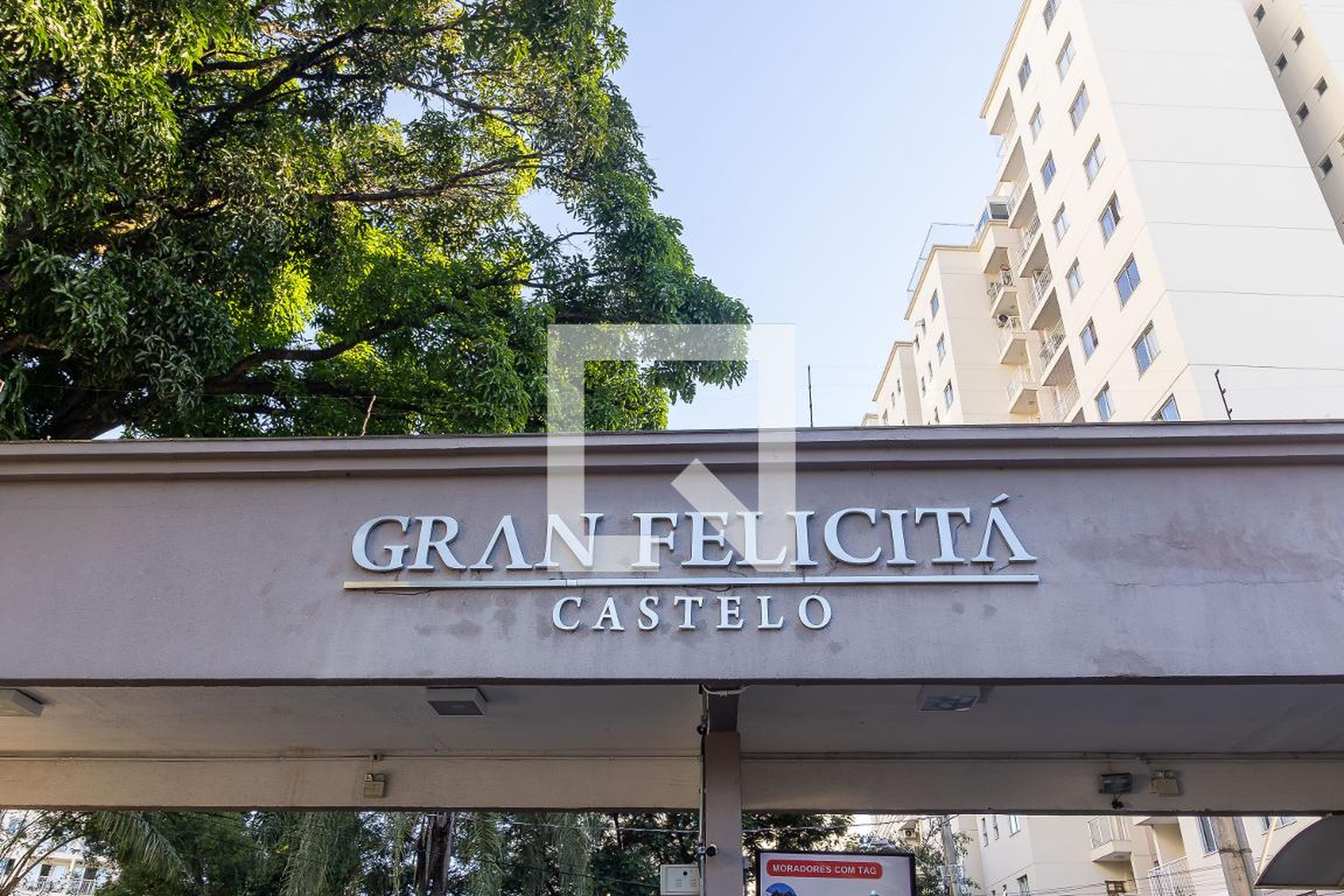 Fachada Condomínio em Rua Gustavo Valim, 204