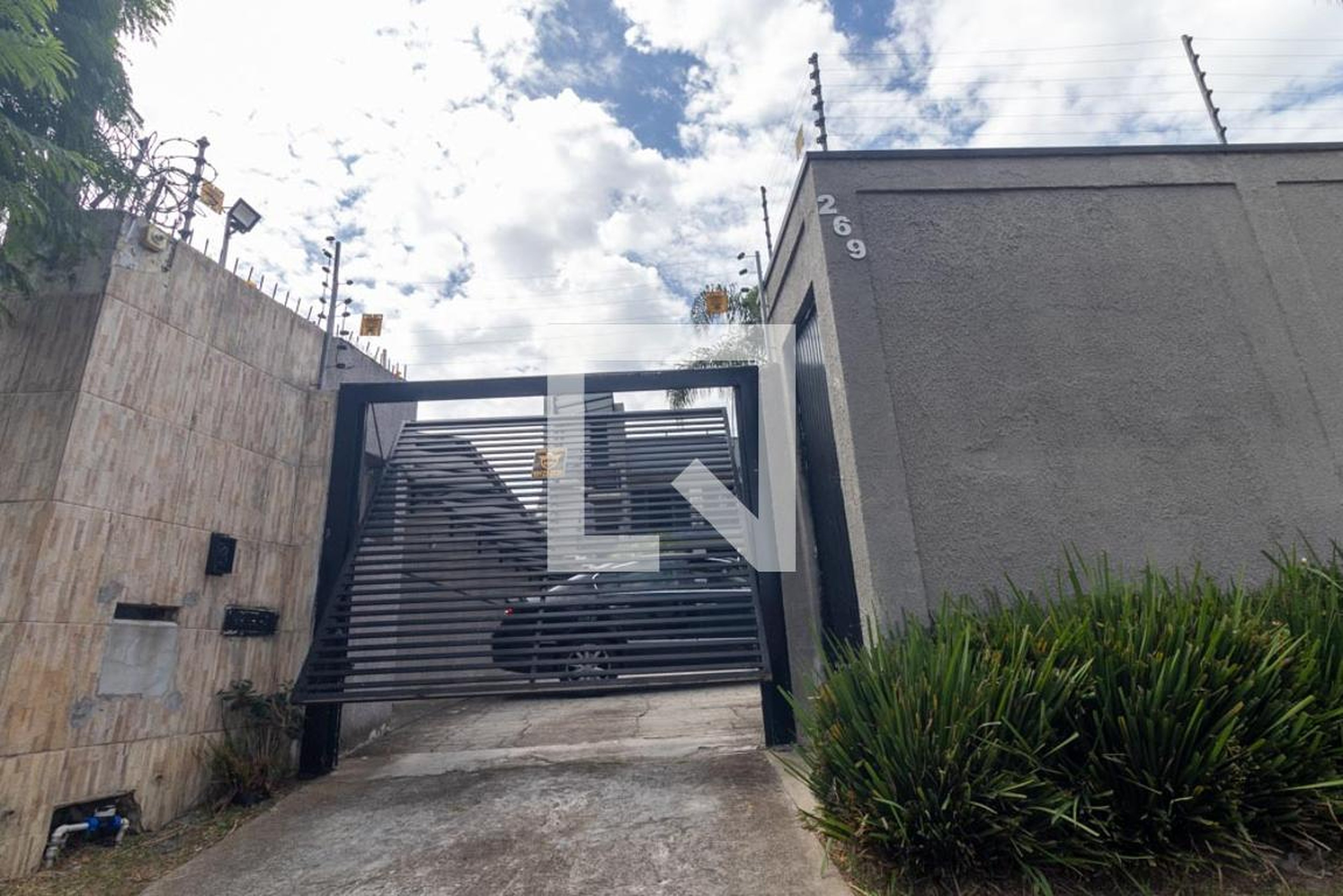 Fachada Condomínio em Rua Gastão Poplade, 269