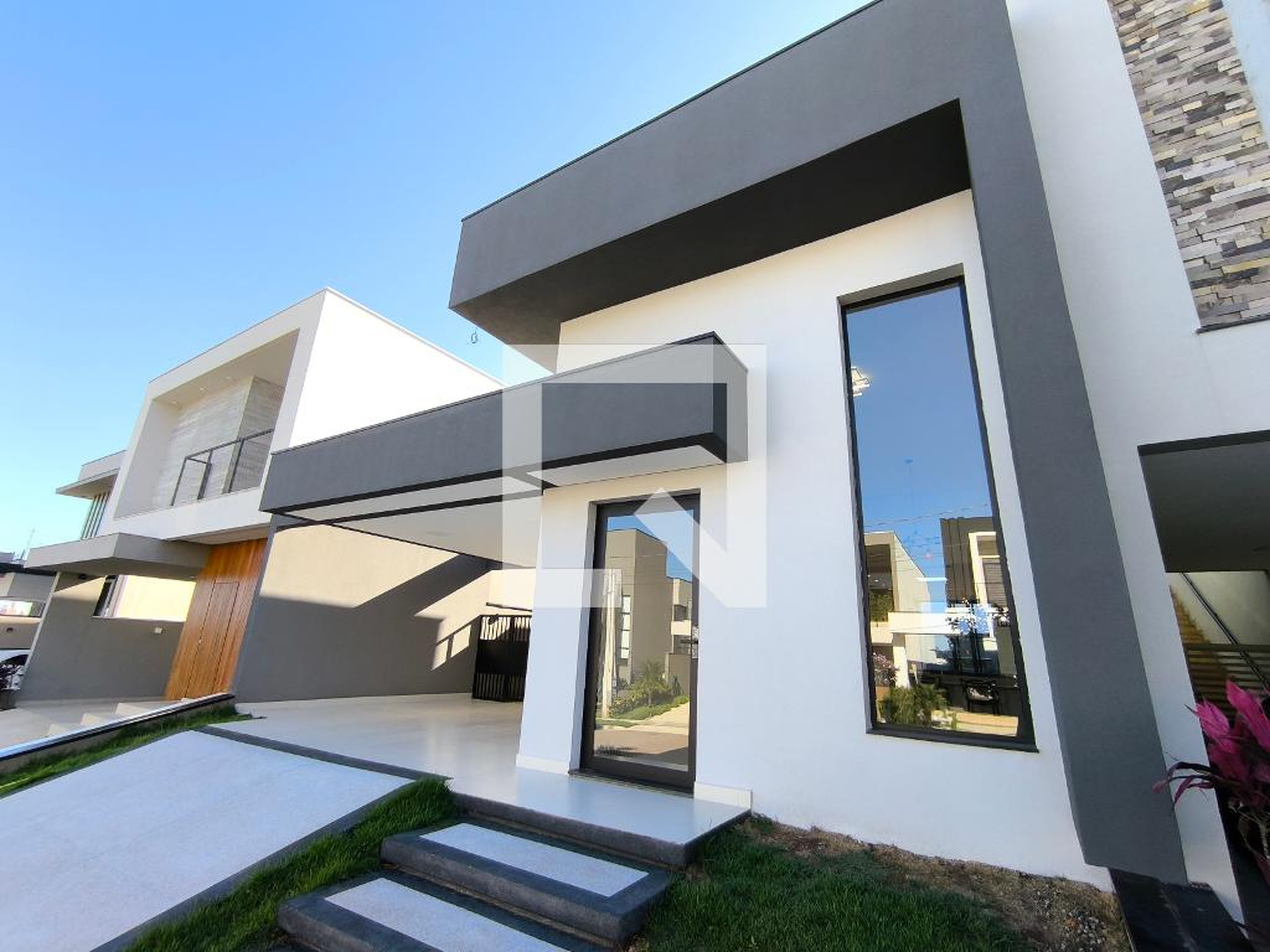 Fachada Condomínio em Rua Yedda Ladeira Faber Guyot, 50