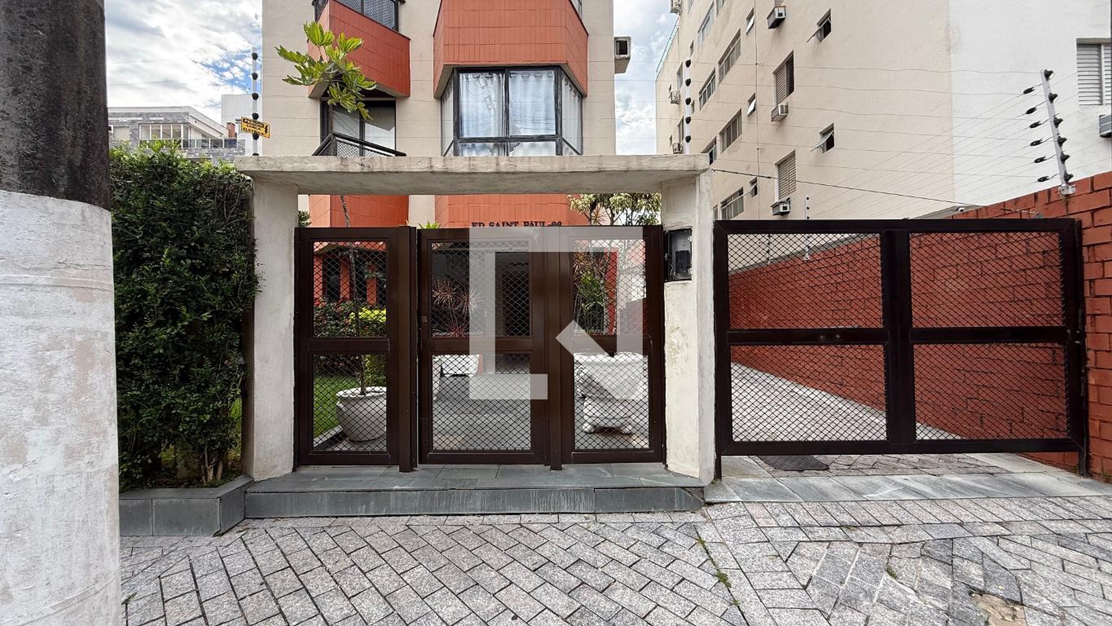 Fachada Condomínio em Rua Eduardo Risk, 26