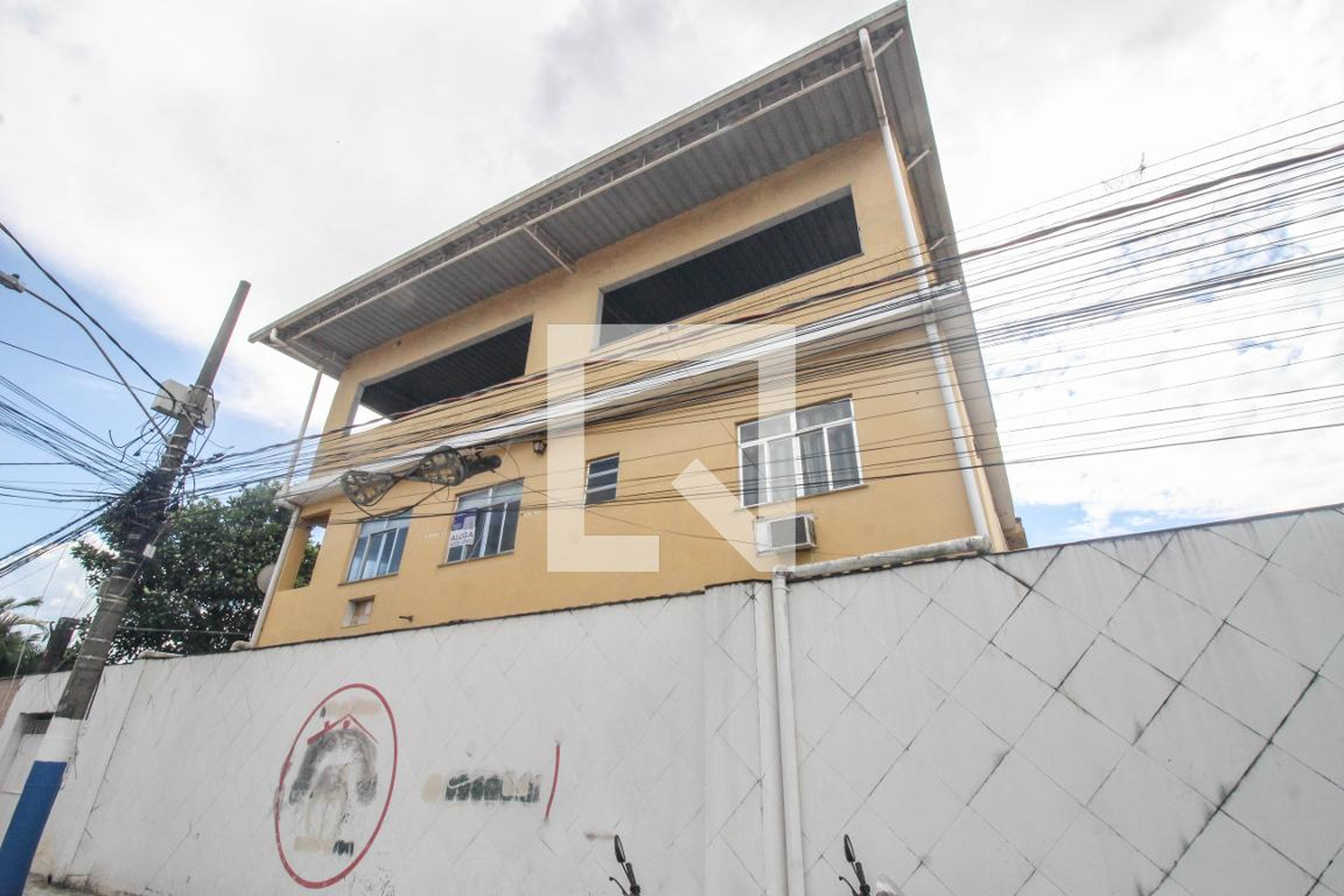 Fachada Condomínio em Rua Luís de Camões, 693