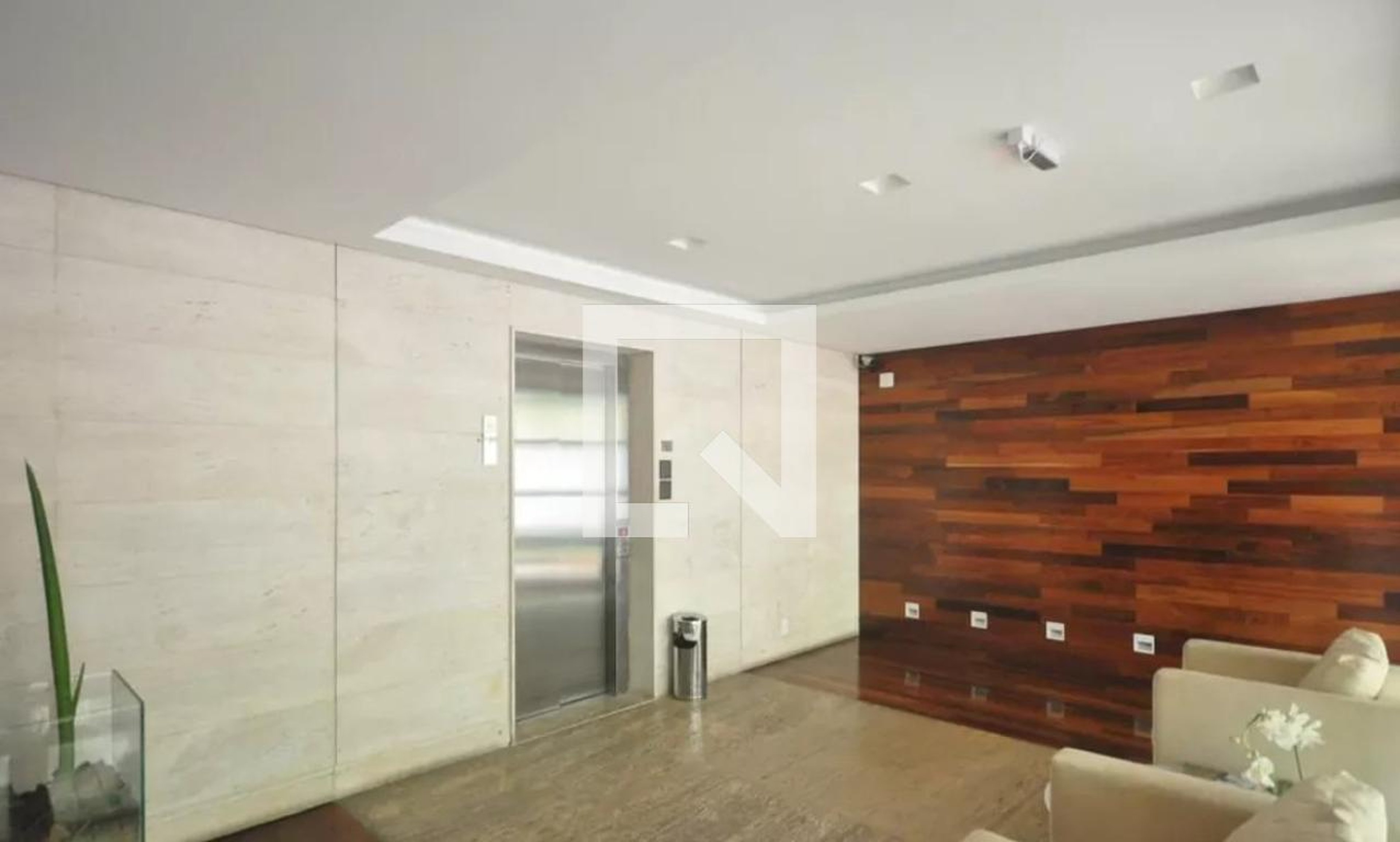 Hall de entrada Condomínio em Rua Itanhatim, 184
