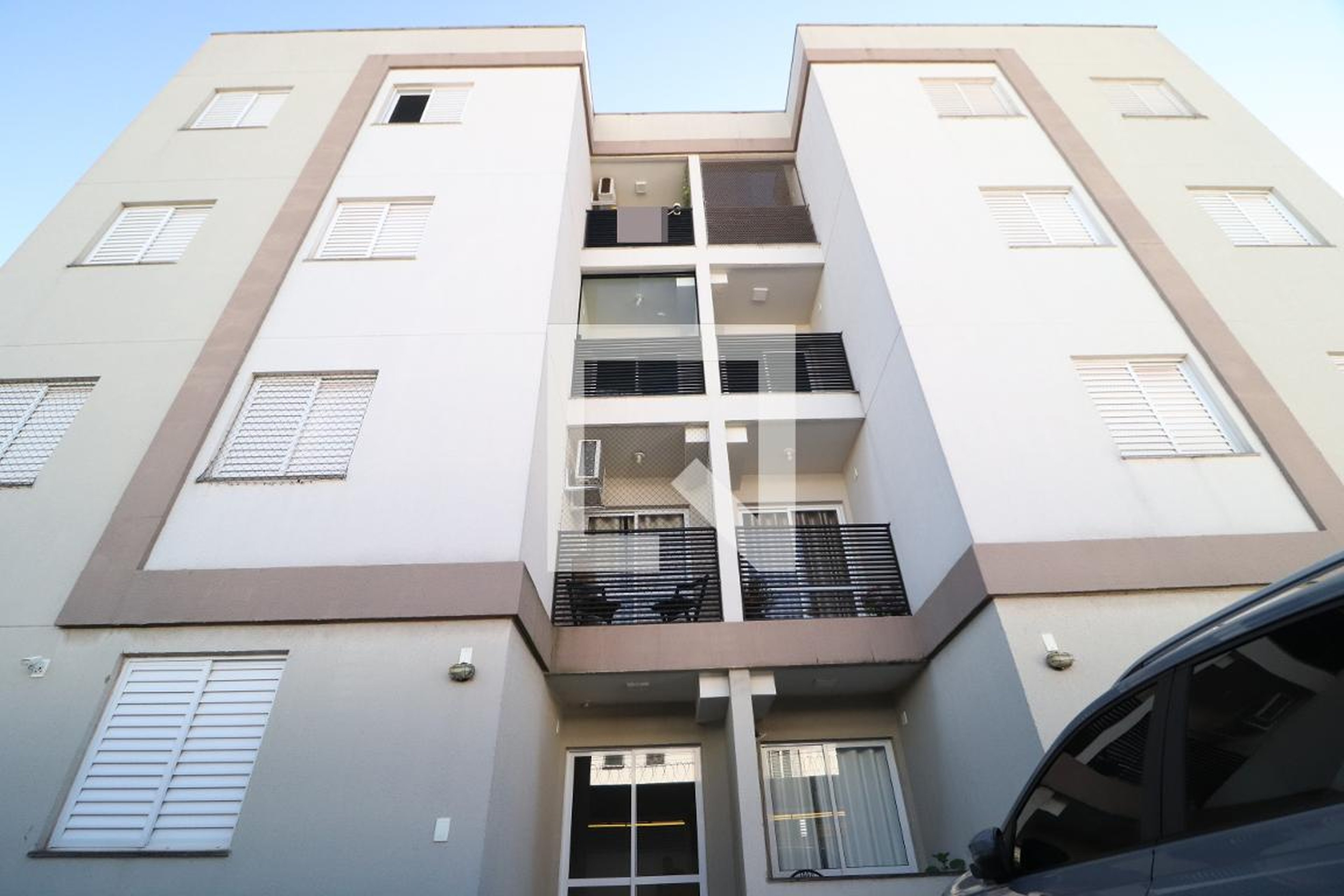 Fachada Condomínio em Rua Altivo Ferreira Batista, 247