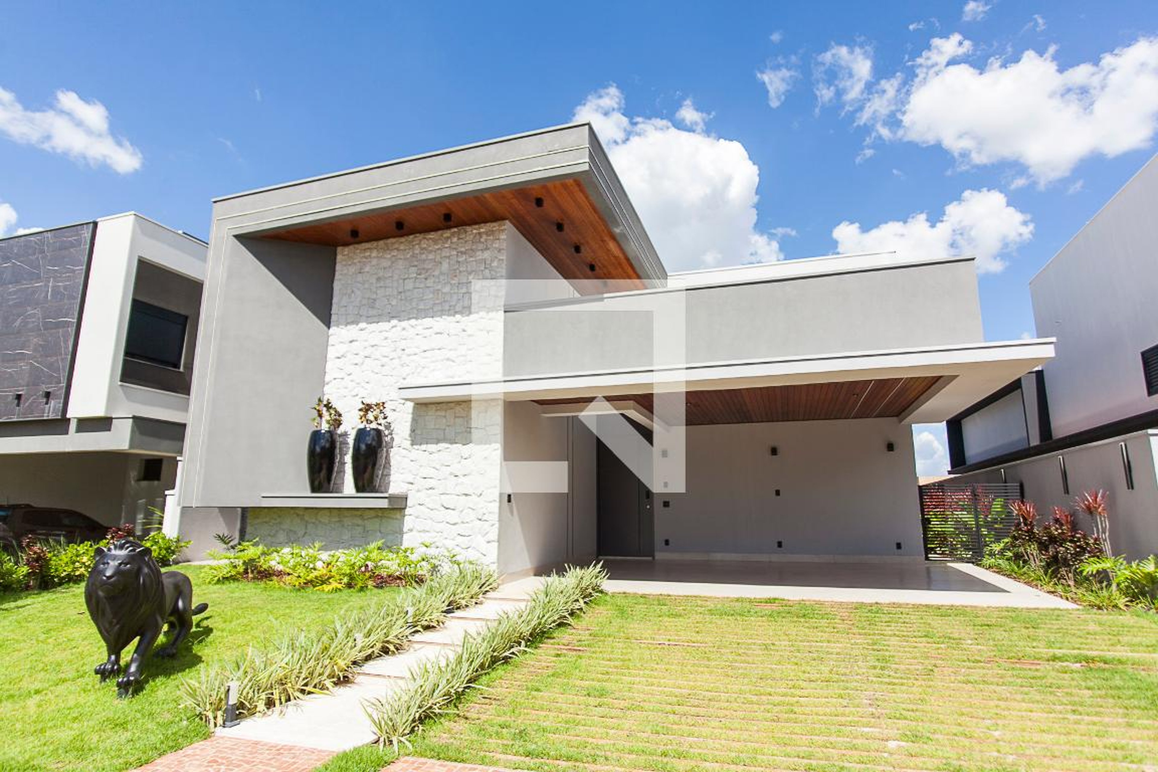 Fachada Condomínio em Rua Funchal, 111