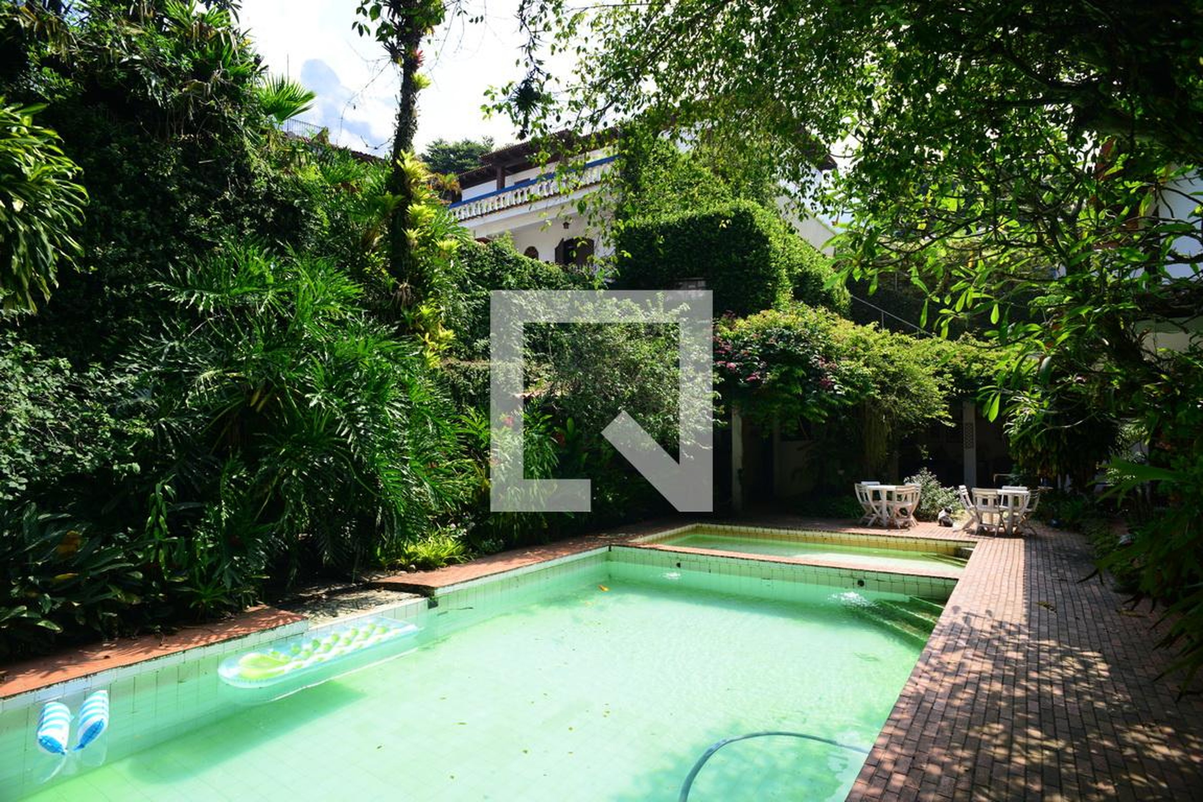 Piscina Condomínio em Rua Embaixador Gabriel Landa, 115