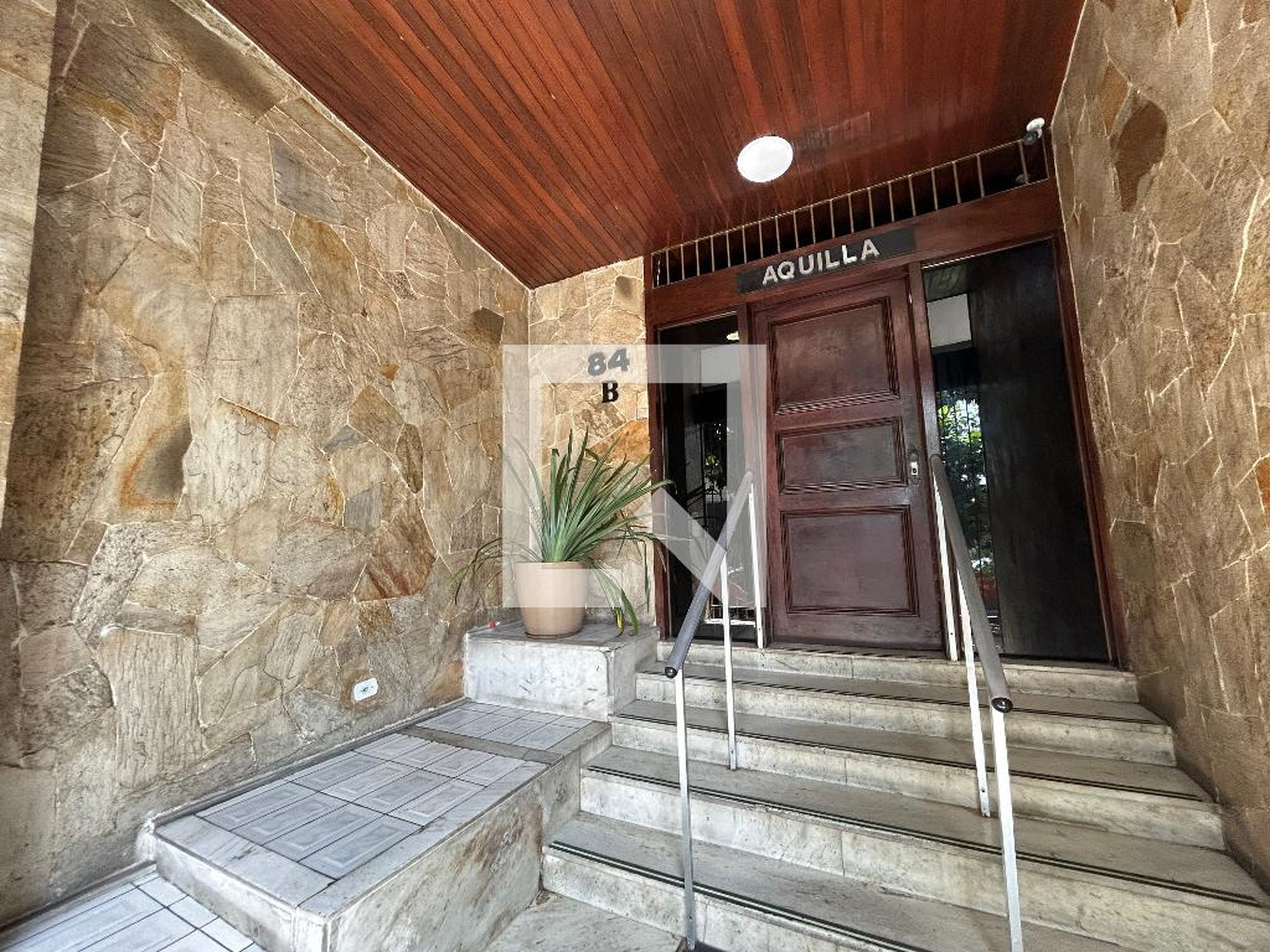 Entrada Condomínio em Rua Delfina Alves, 21360290