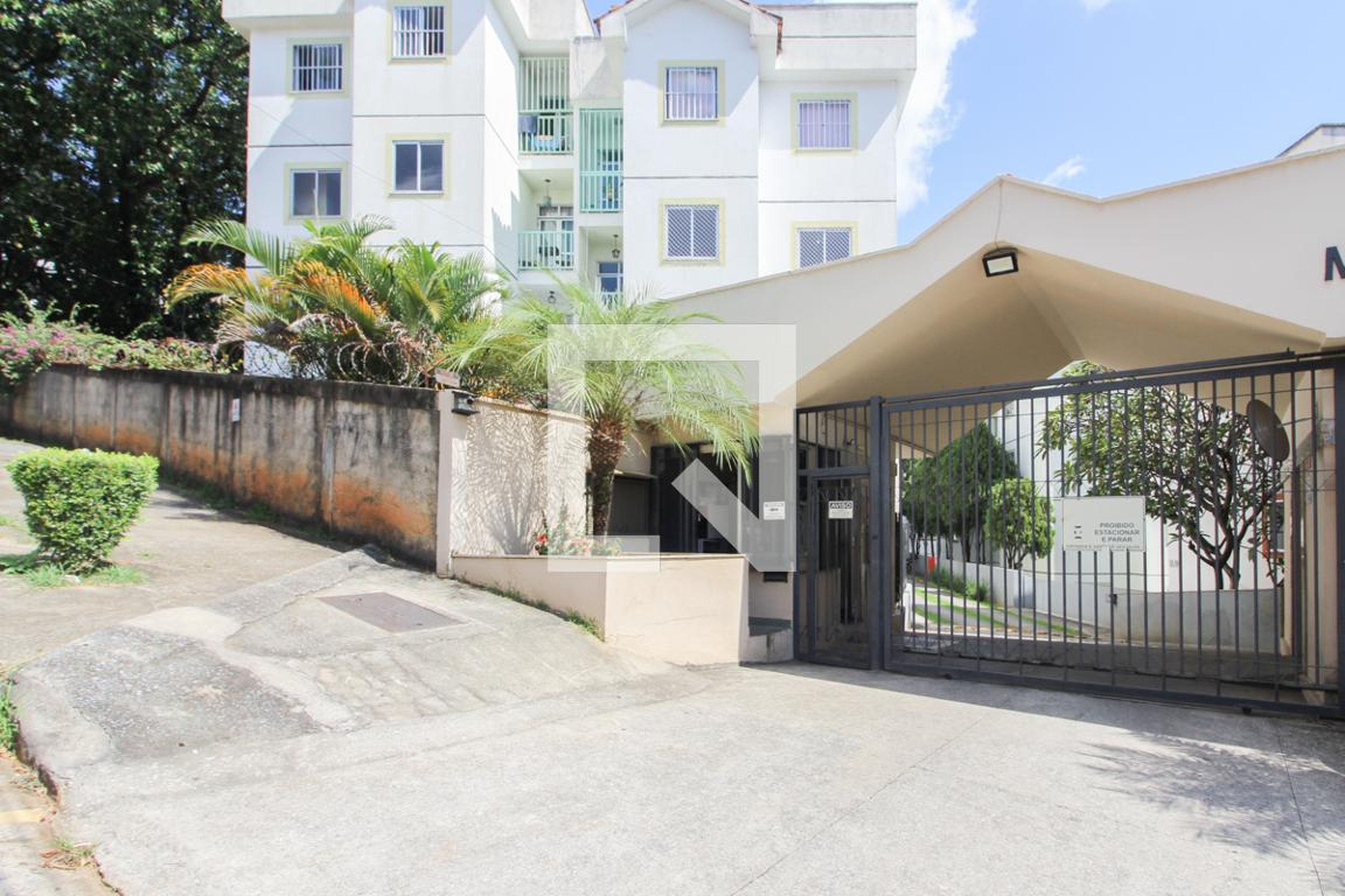 Fachada Condomínio em Rua Tenente Ricardo Guimarães, 32