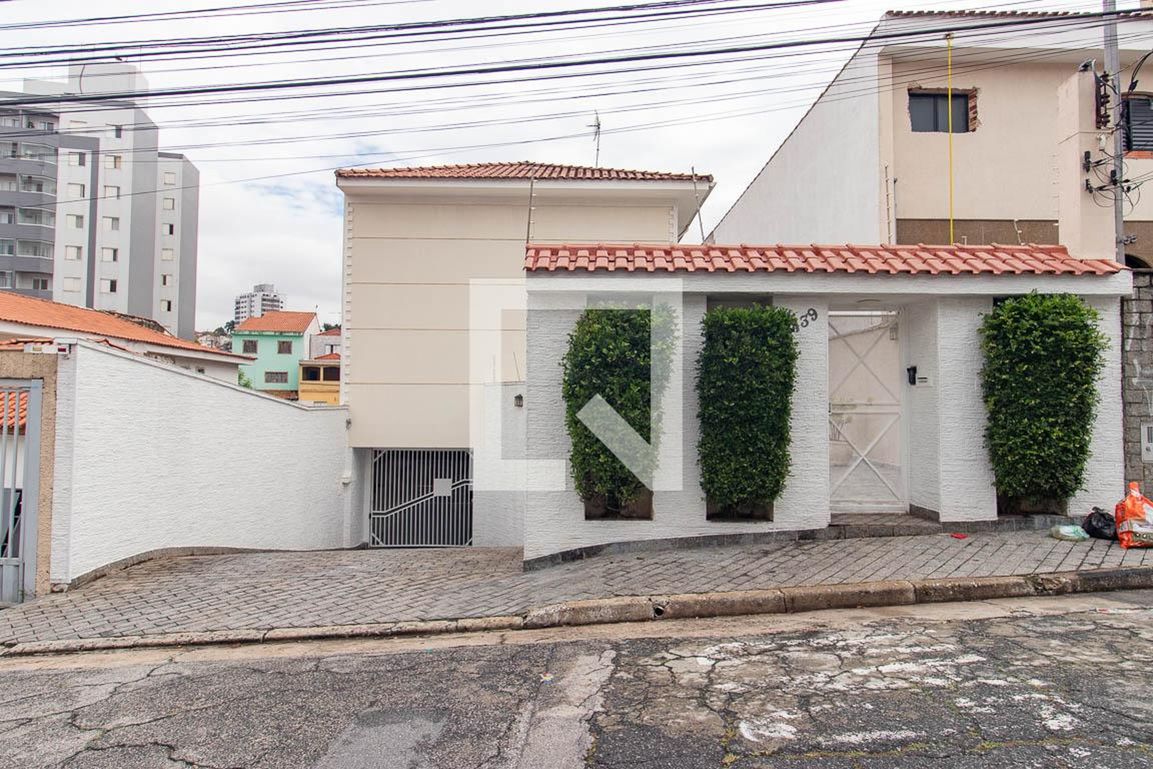 Fachada Condomínio em Rua Ernani Pinto, 439