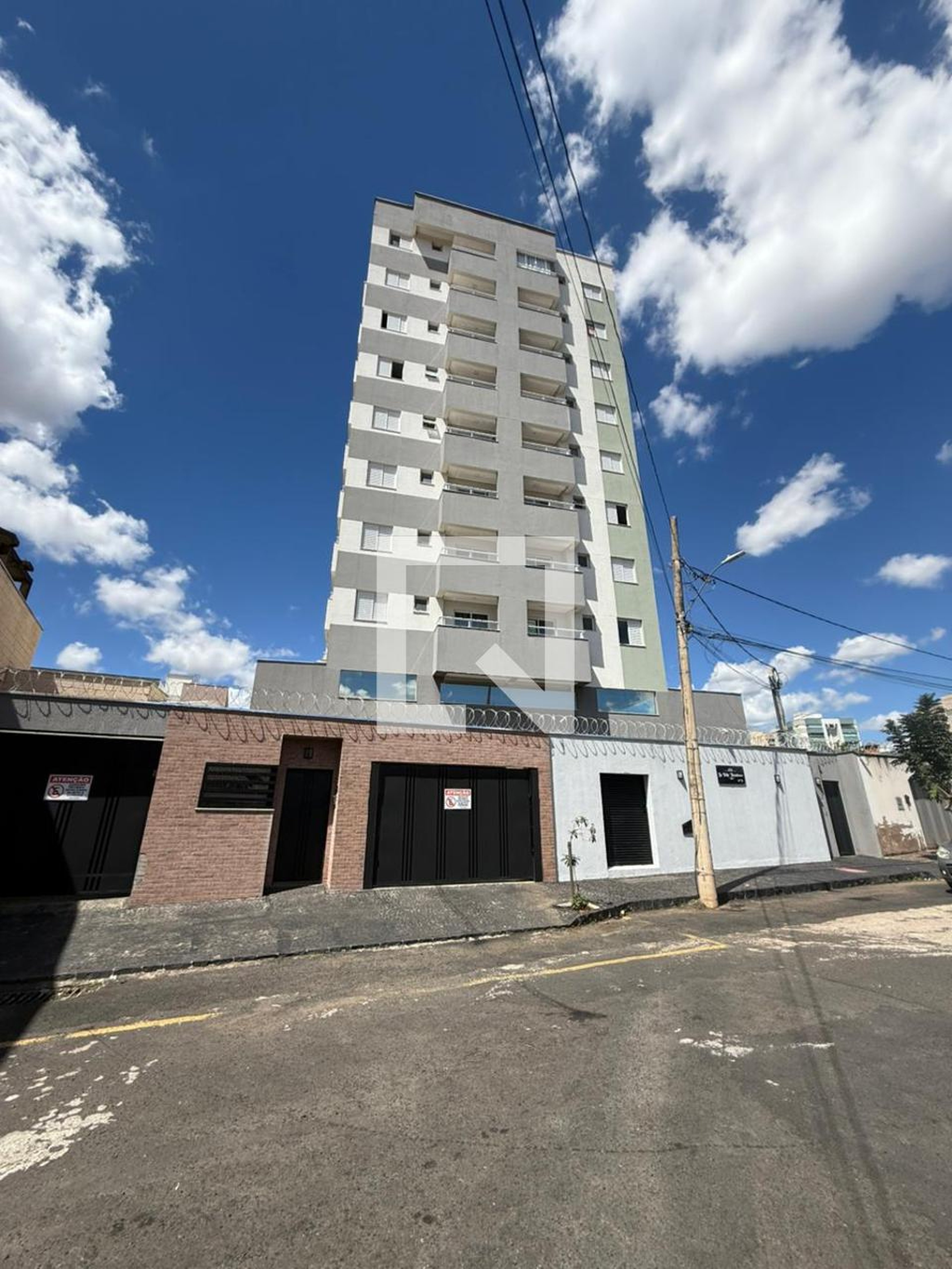 Fachada Condomínio em Rua Maria Esperança, 9