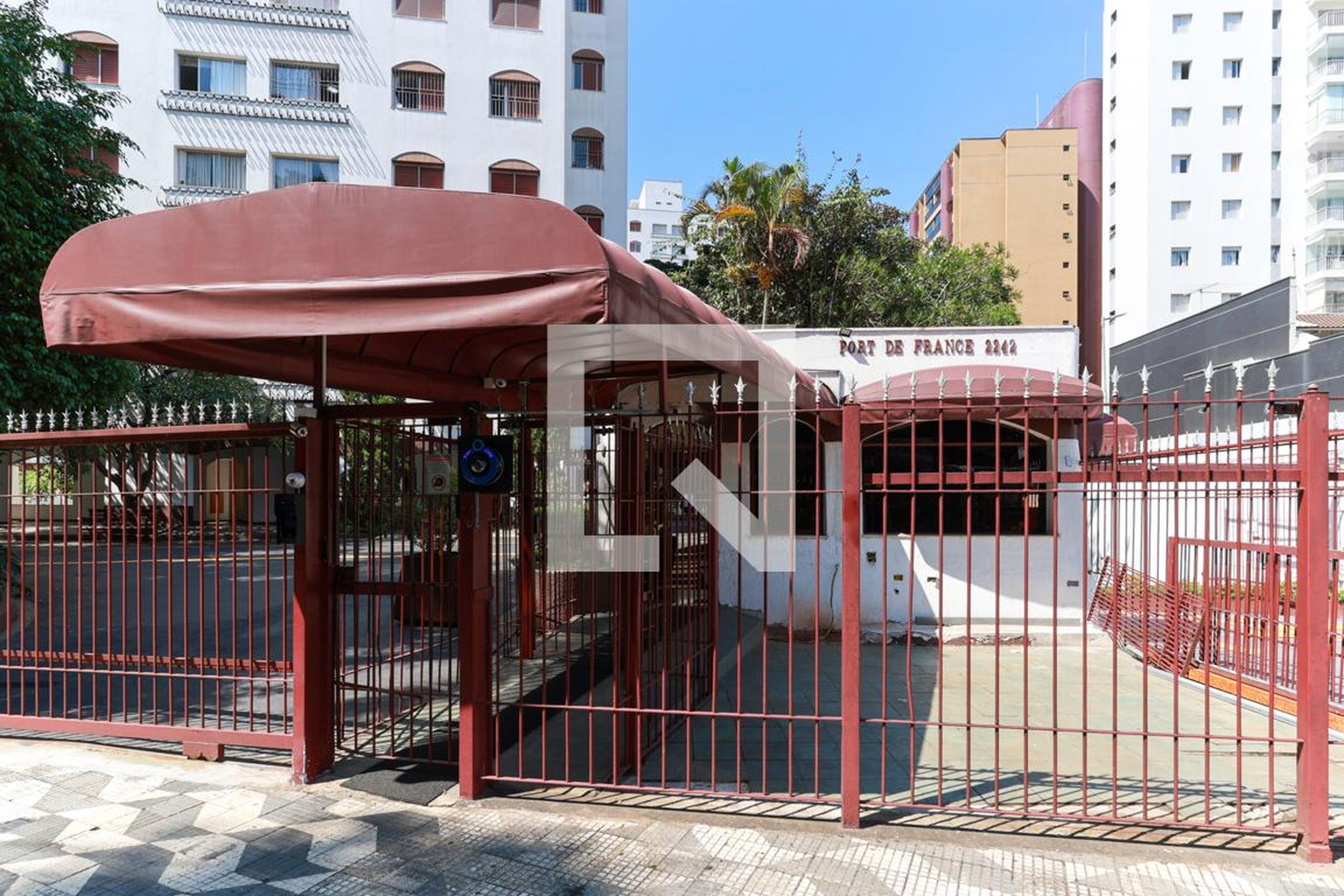 Fachada do condomínio Edifício Port France