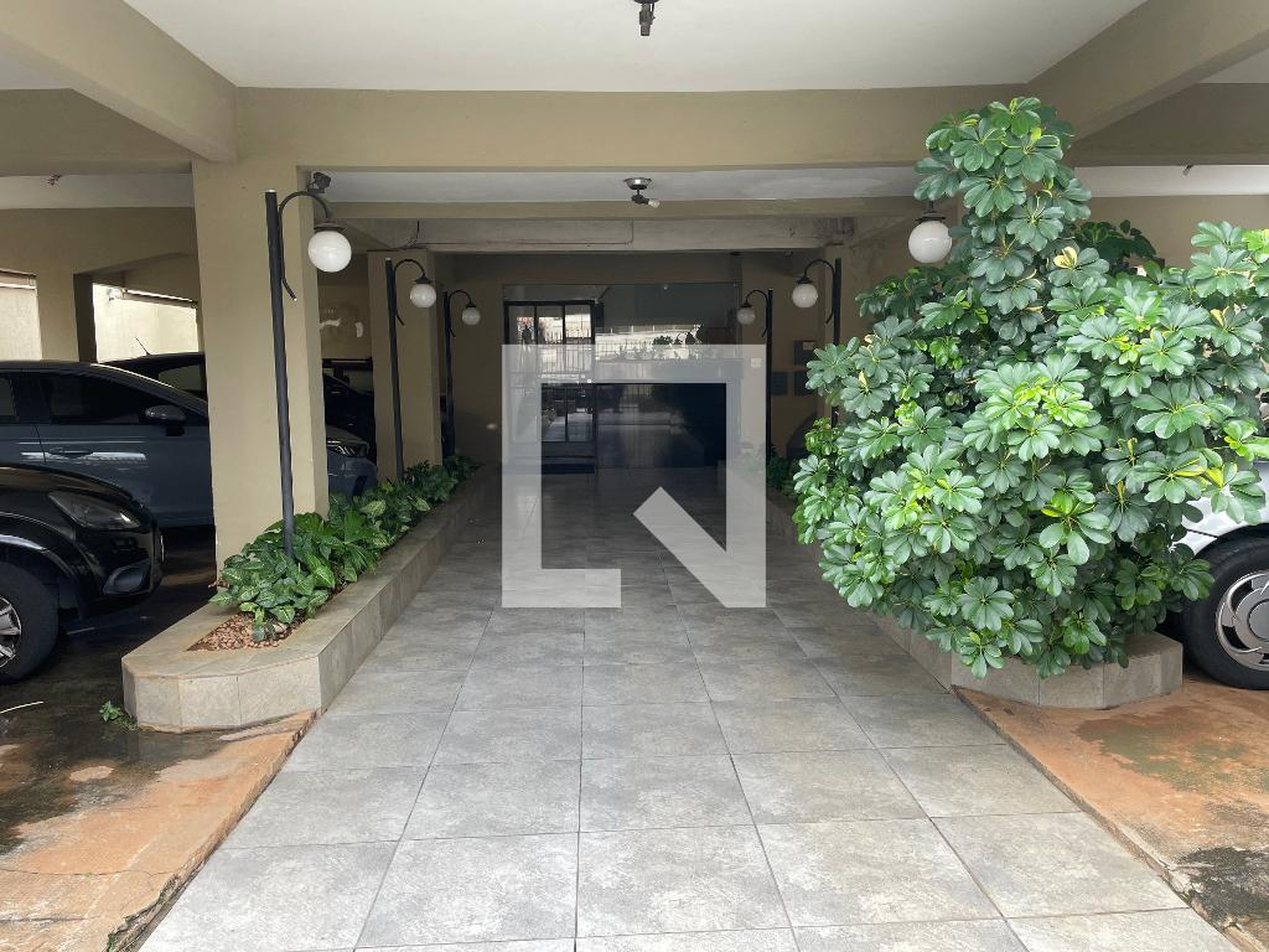 Entrada Condomínio em Rua Mariano de Abreu, 670