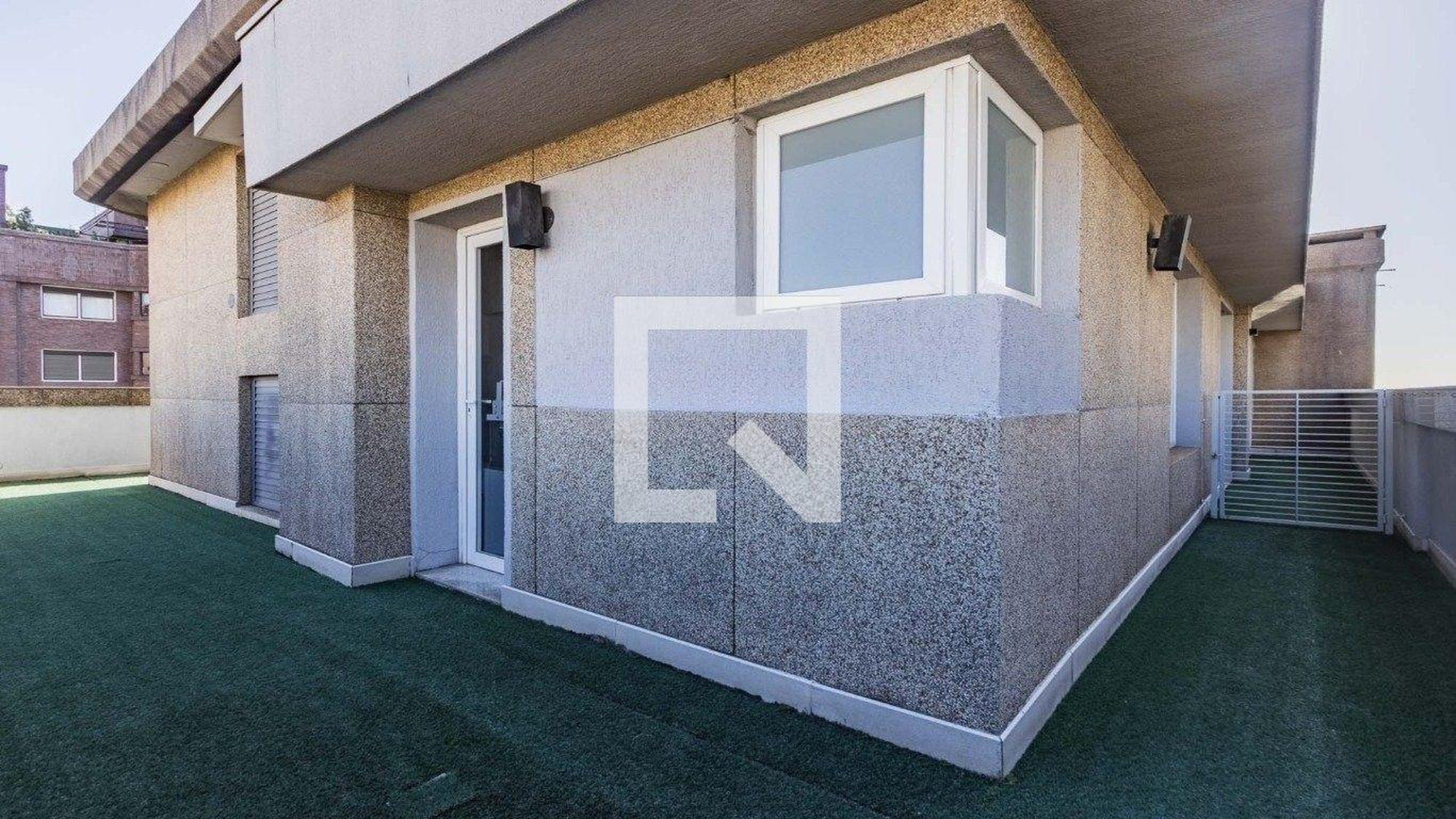 Fachada Condomínio em Rua Cândido Batista de Oliveira, 64