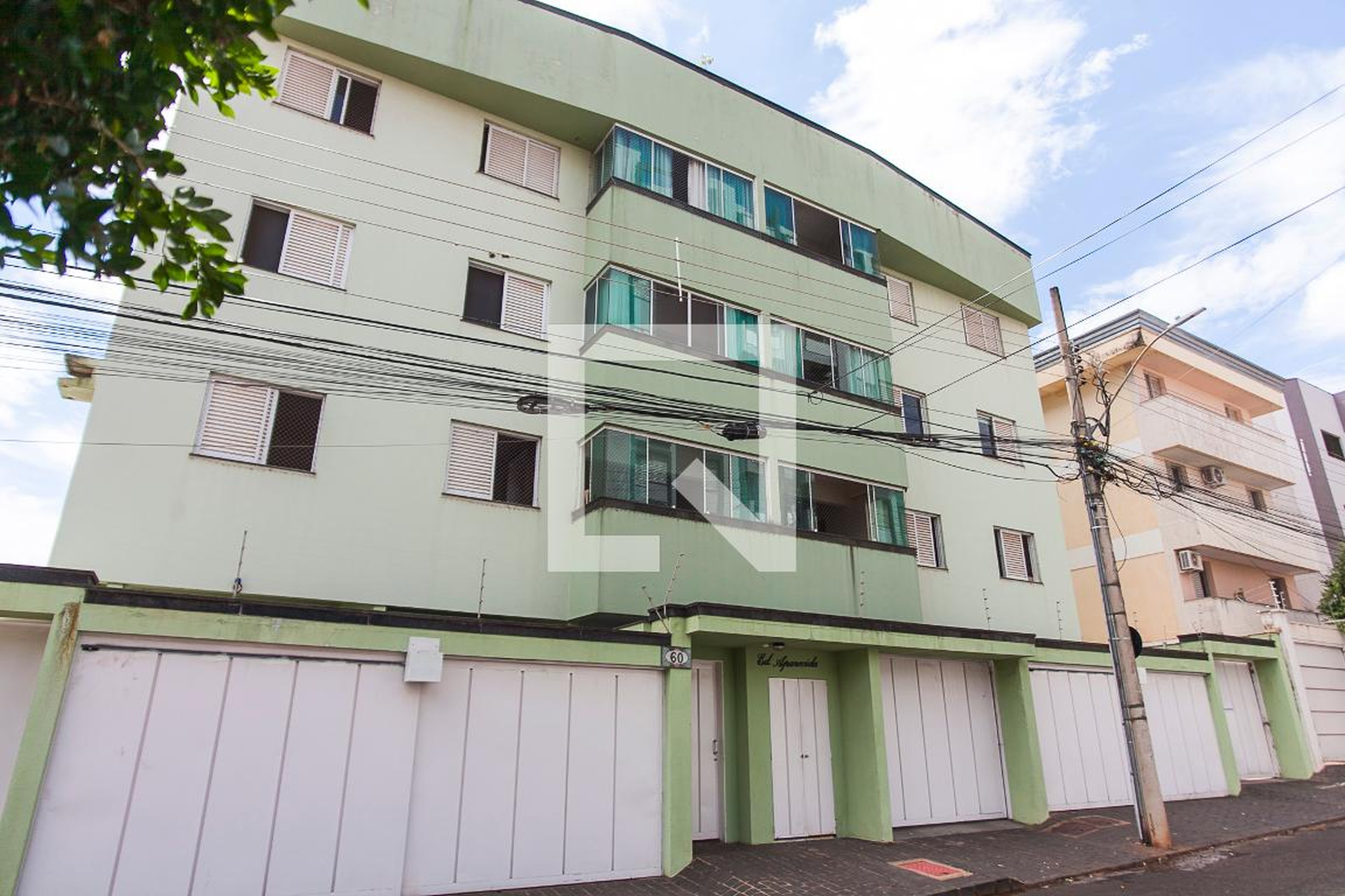 Fachada Condomínio em Rua Urca, 60