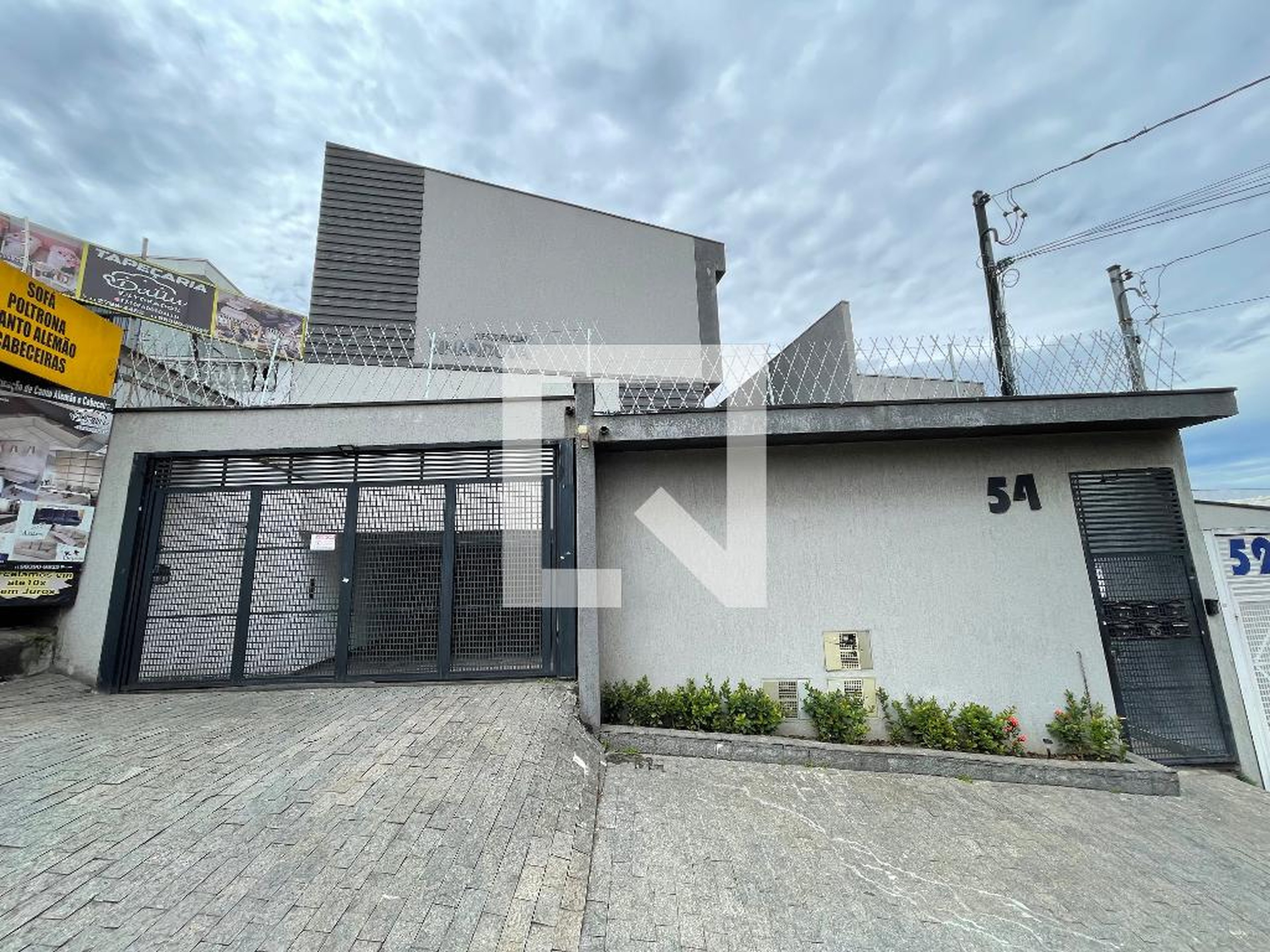 Fachada Condomínio em Rua Sinanduva, 54