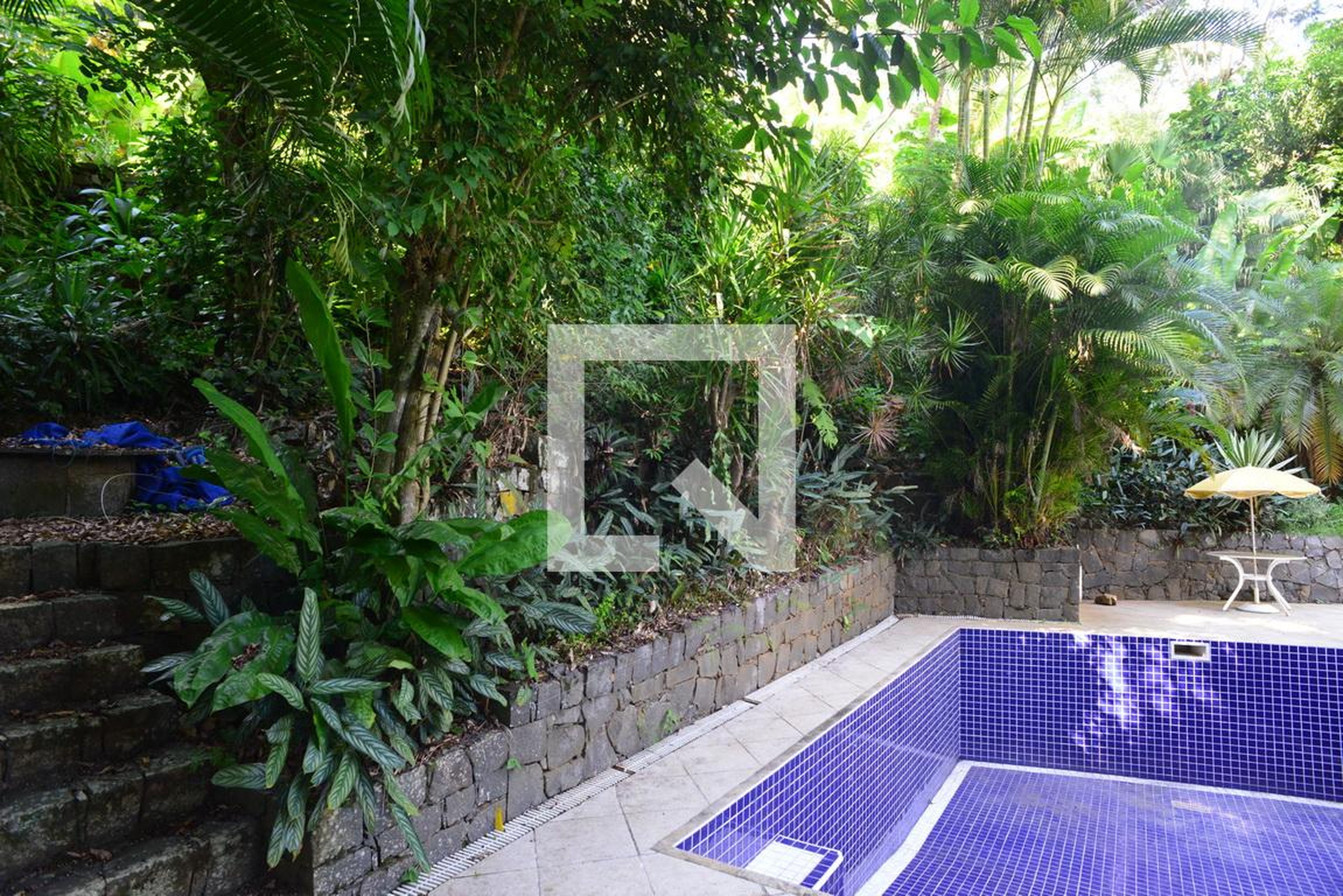 Piscina Condomínio em Romão Cortes de Lacerda, 400