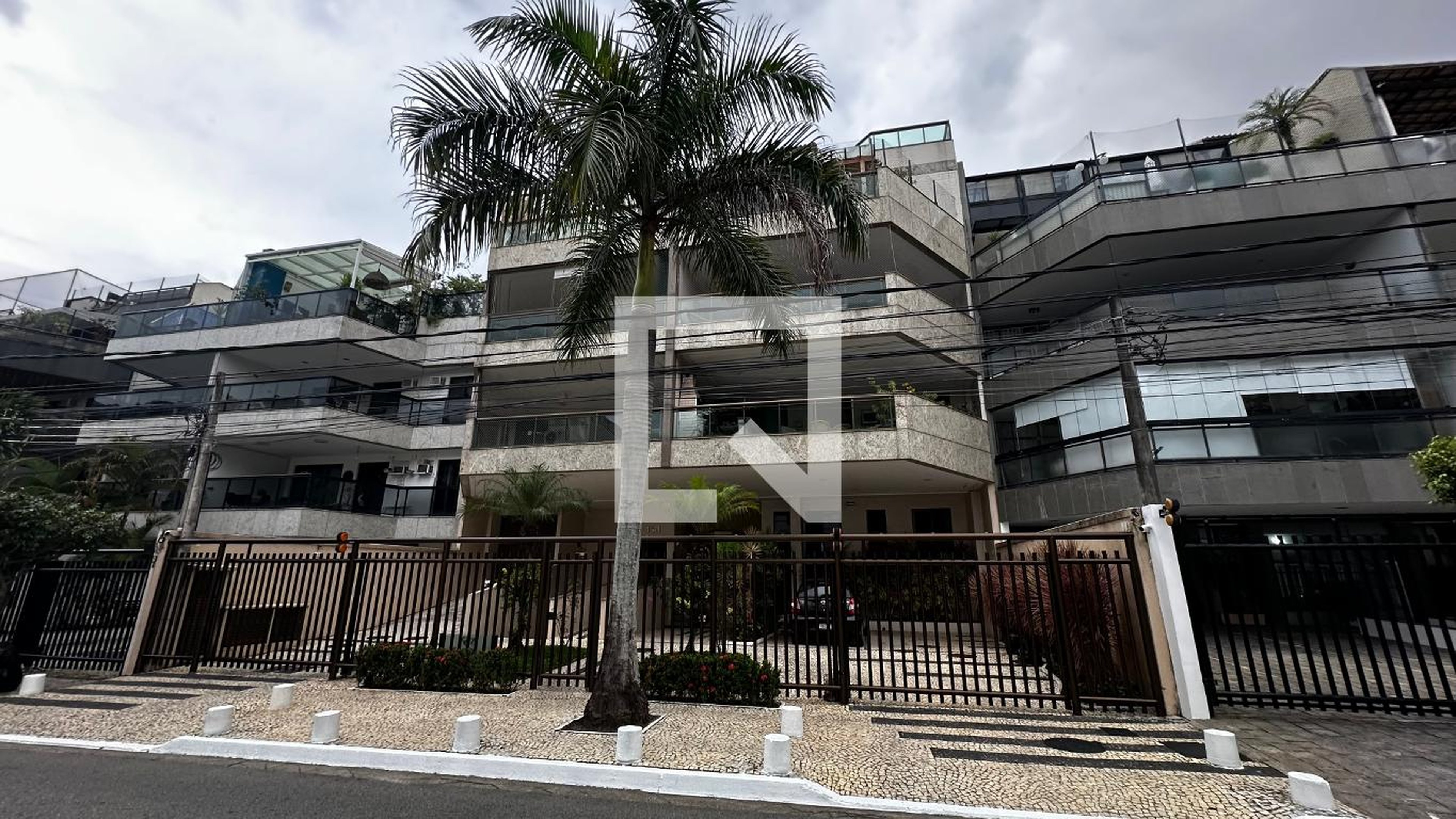 Fachada Condomínio em Rua Professor Nehemias Gueiros, 150