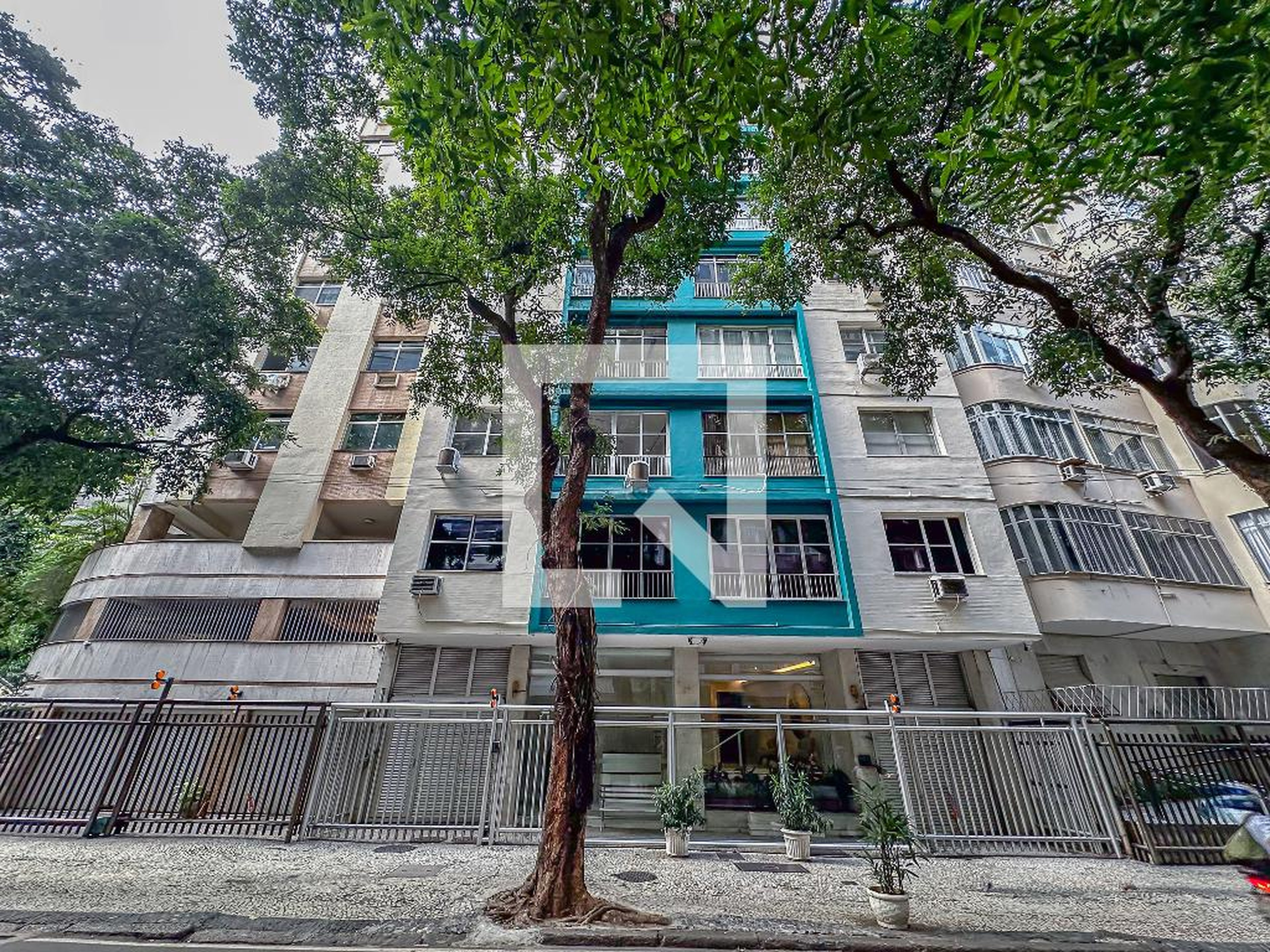 Fachada Condomínio em Rua Miguel Lemos, 1