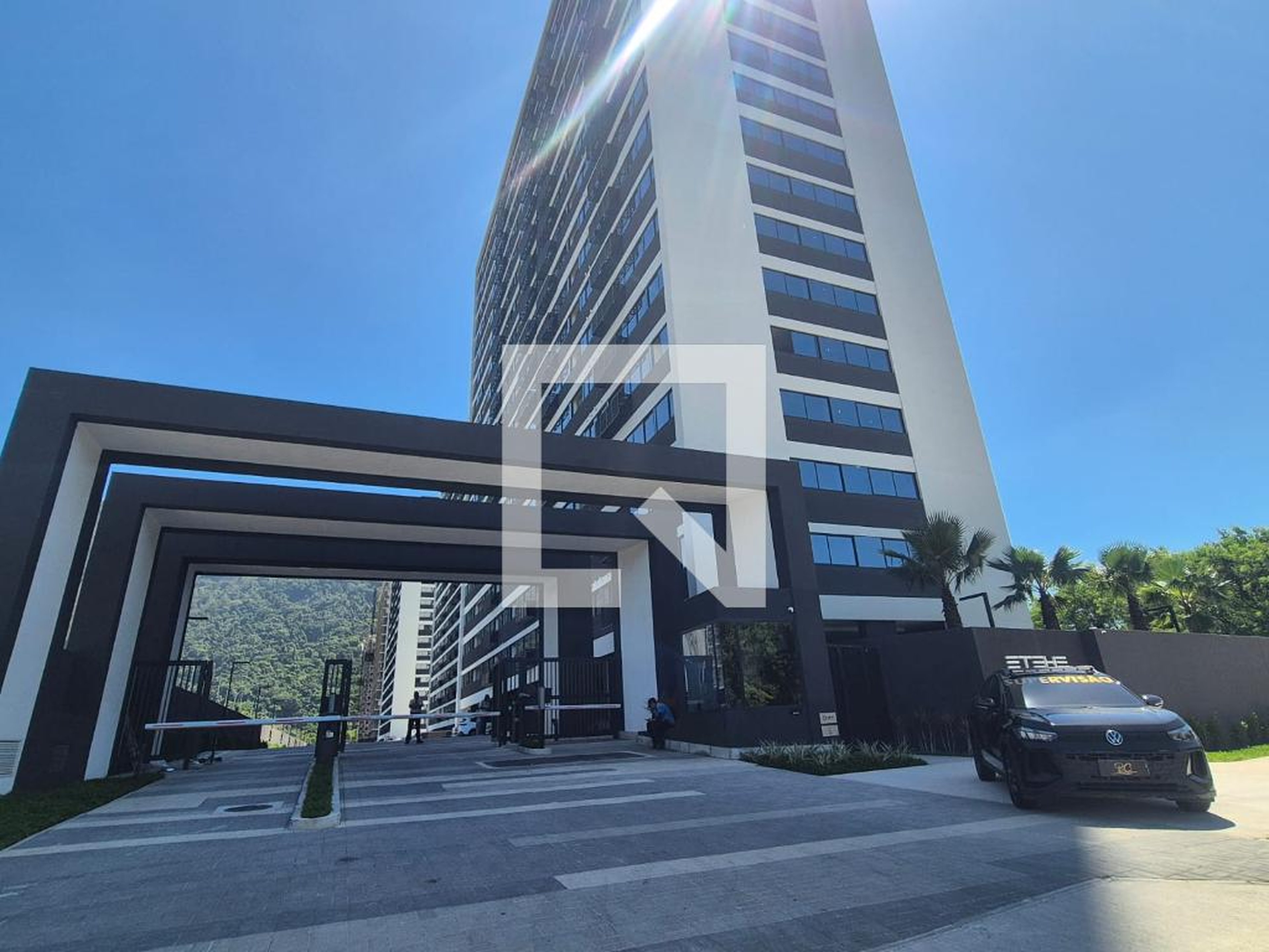 Fachada Condomínio em Estrada dos Bandeirantes, 9236