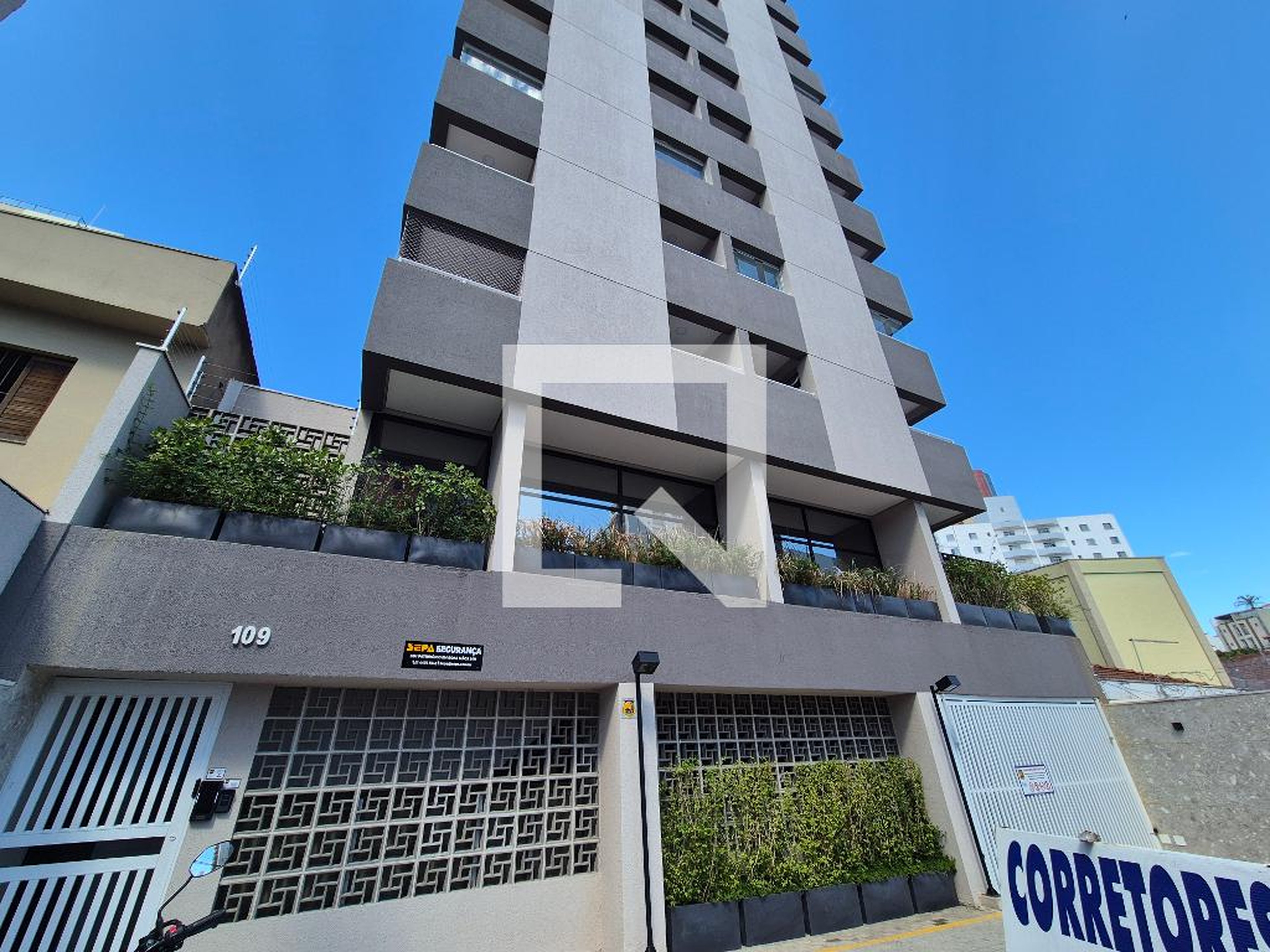 Fachada Condomínio em Rua Doutor Eduardo Monteiro, 108