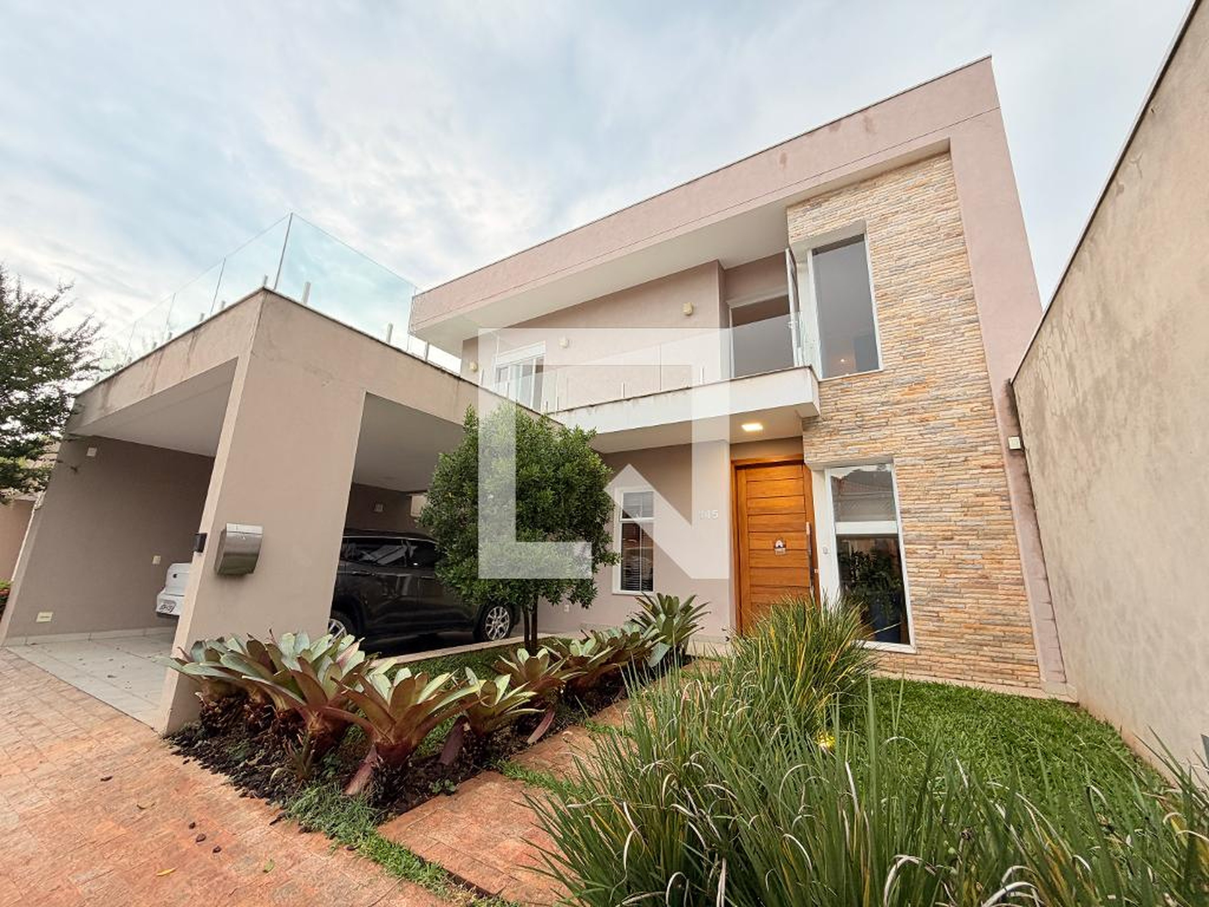 Fachada Condomínio em Rua Rubéns Robertoni, 145