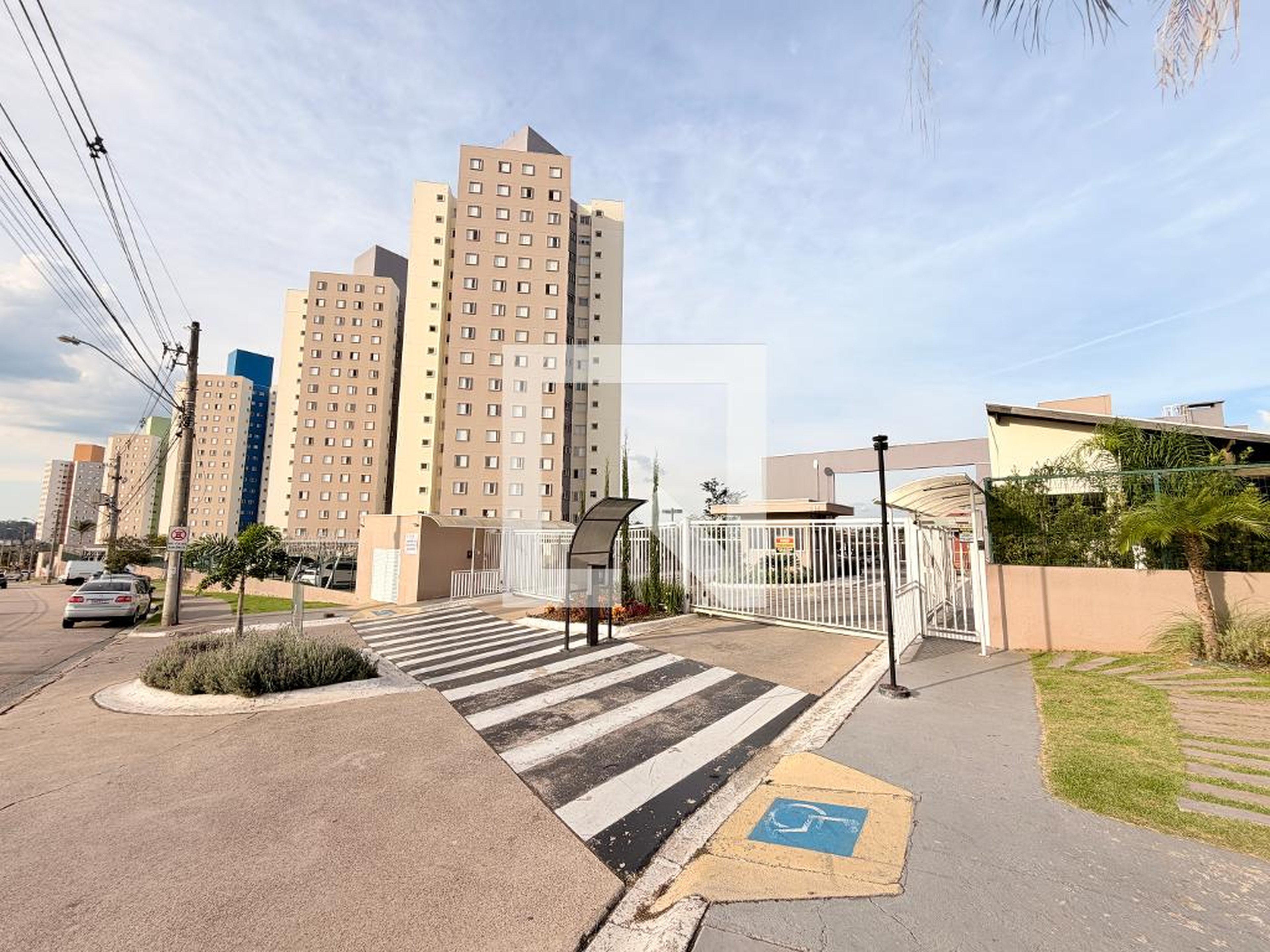 Fachada Residencial Violeta