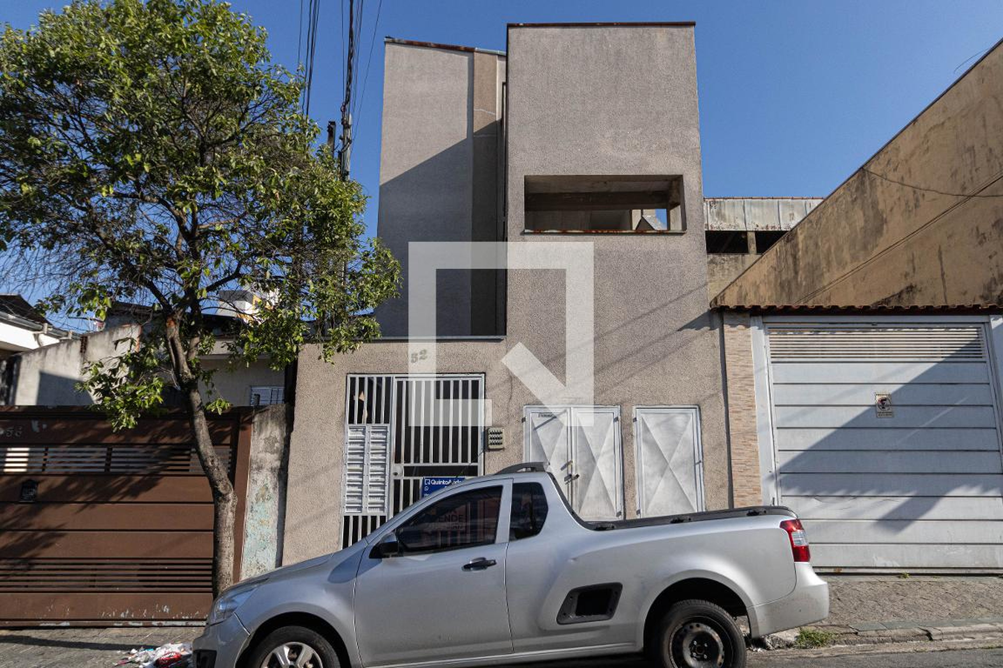 Fachada Condomínio em Rua Alberto Flores, 52