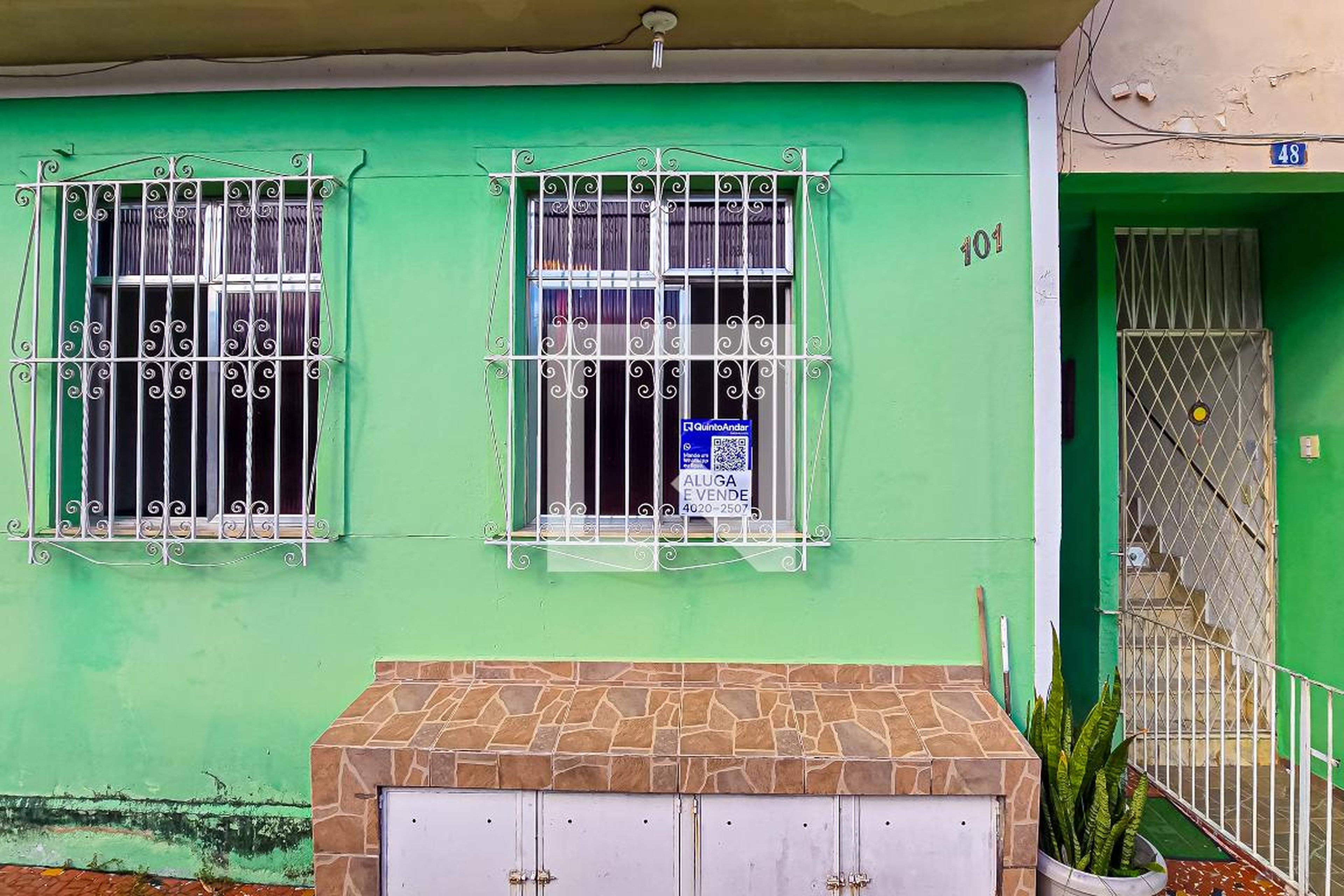 Fachada Condomínio em Rua Francisca Vidal, 48