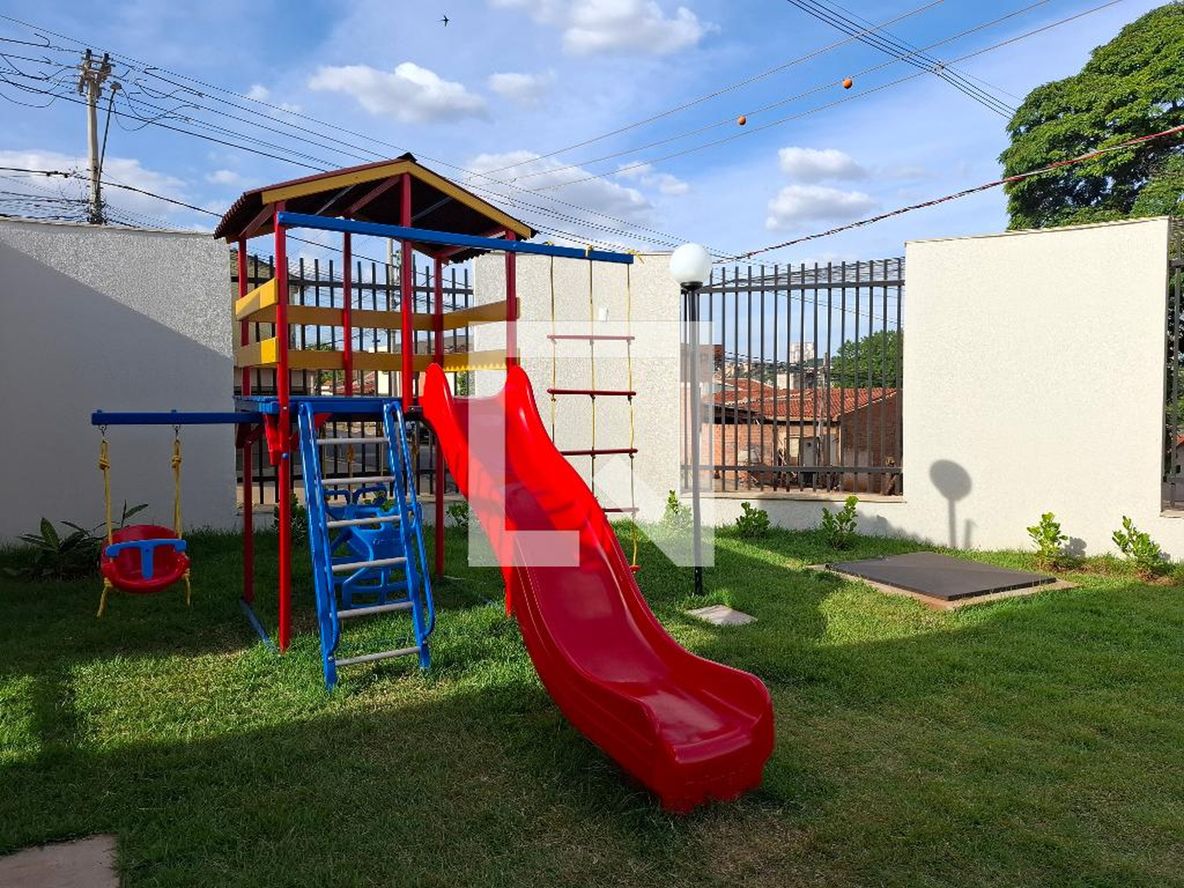 Playground Condomínio em Rua Professor Renato Jardim, 395