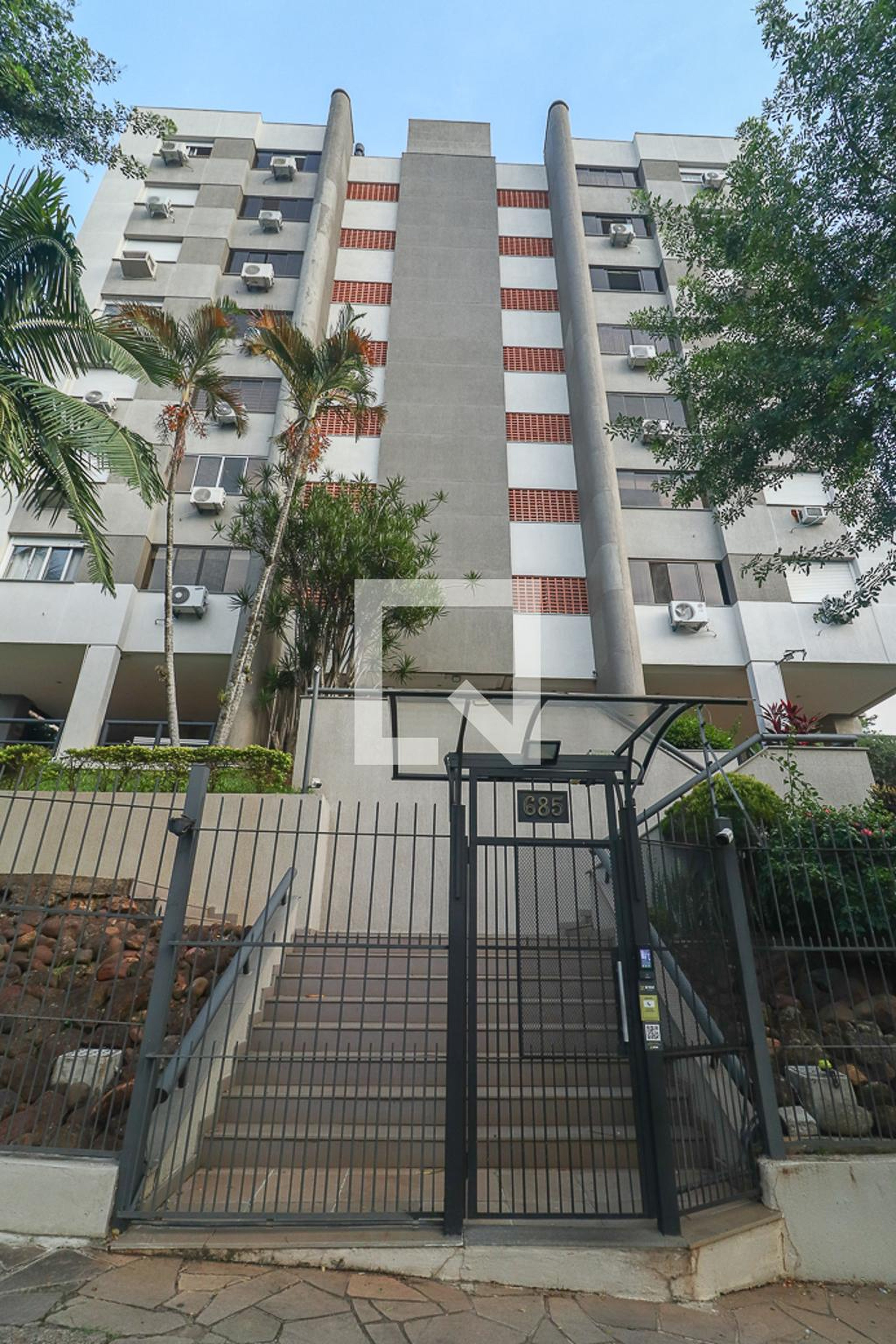 Fachada Condomínio em Rua Cipó, 685