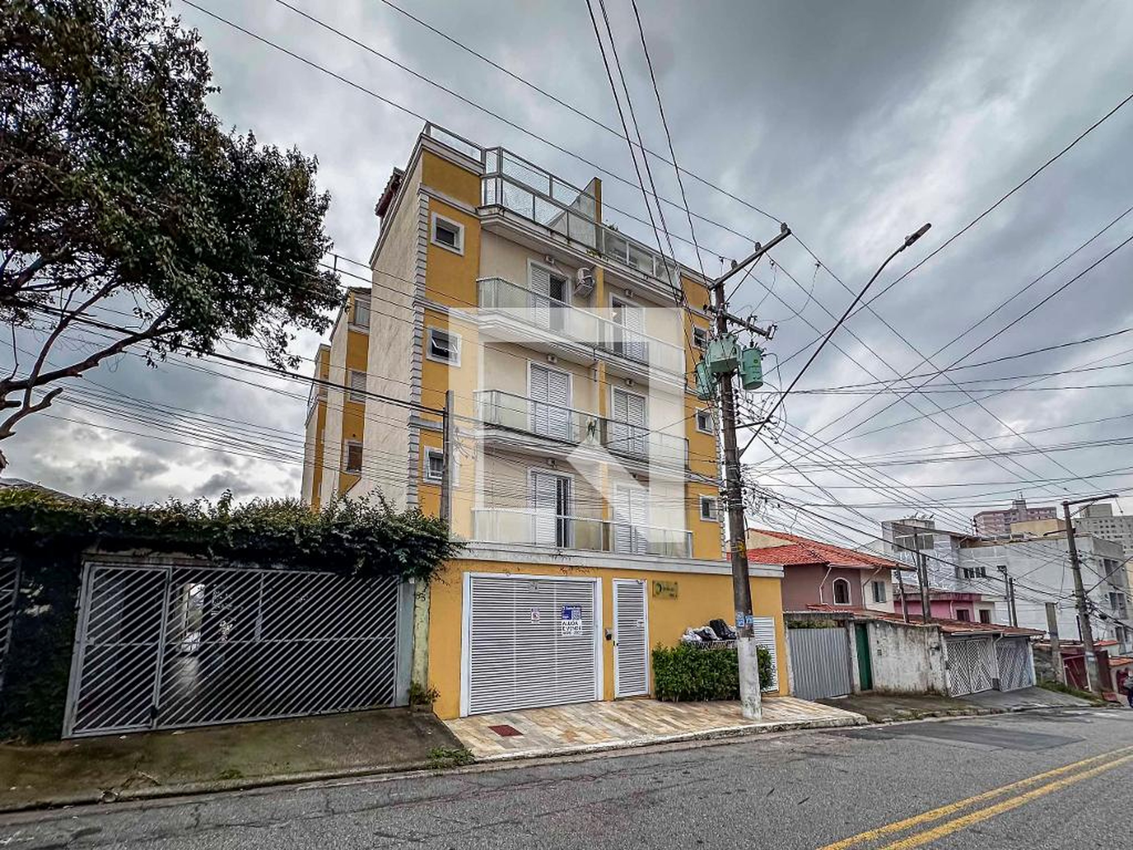 Fachada Condomínio em Rua Doutor Albuquerque Lins, 95