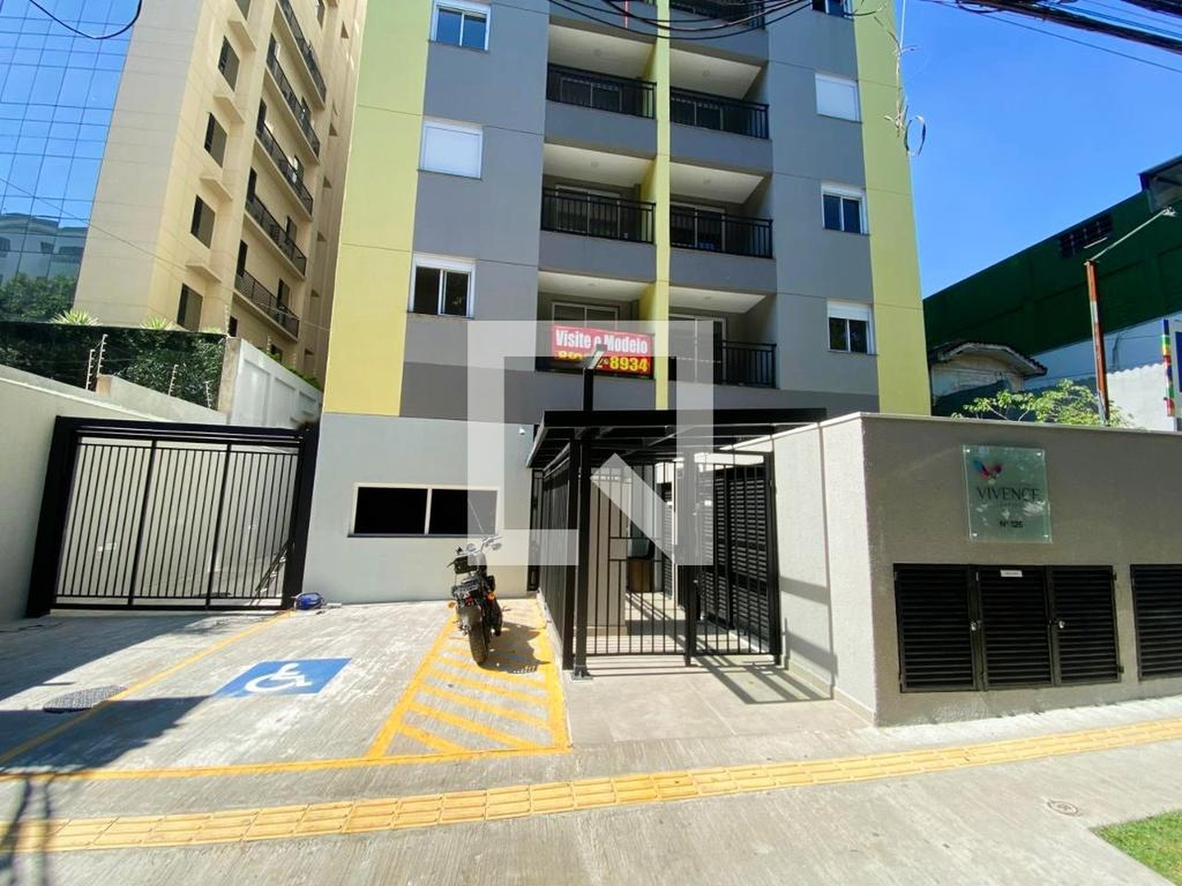 Fachada Condomínio em Rua Paulo de Faria, 126