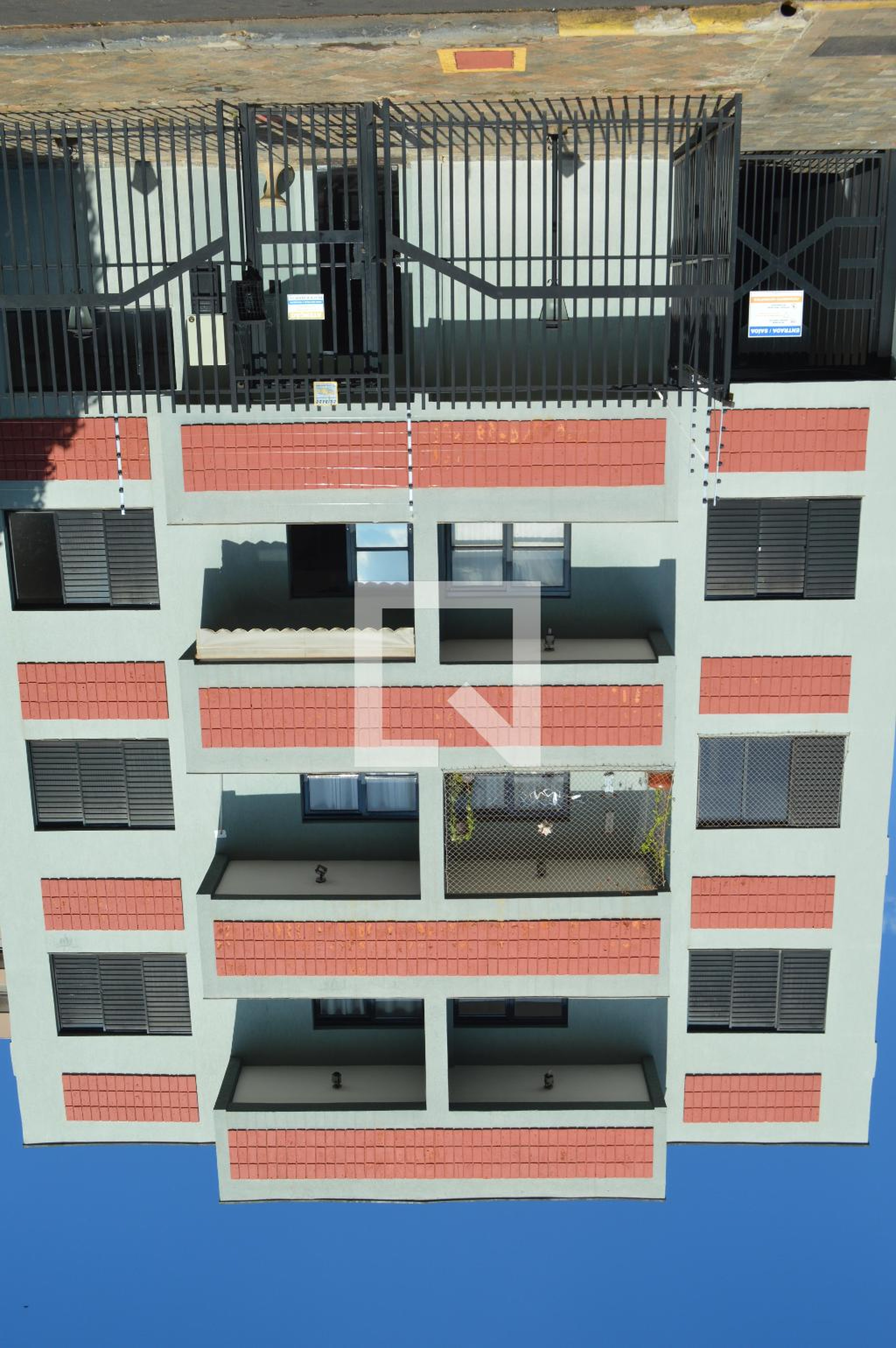 Fachada do Prédio Condomínio em Rua Cravinhos, 607