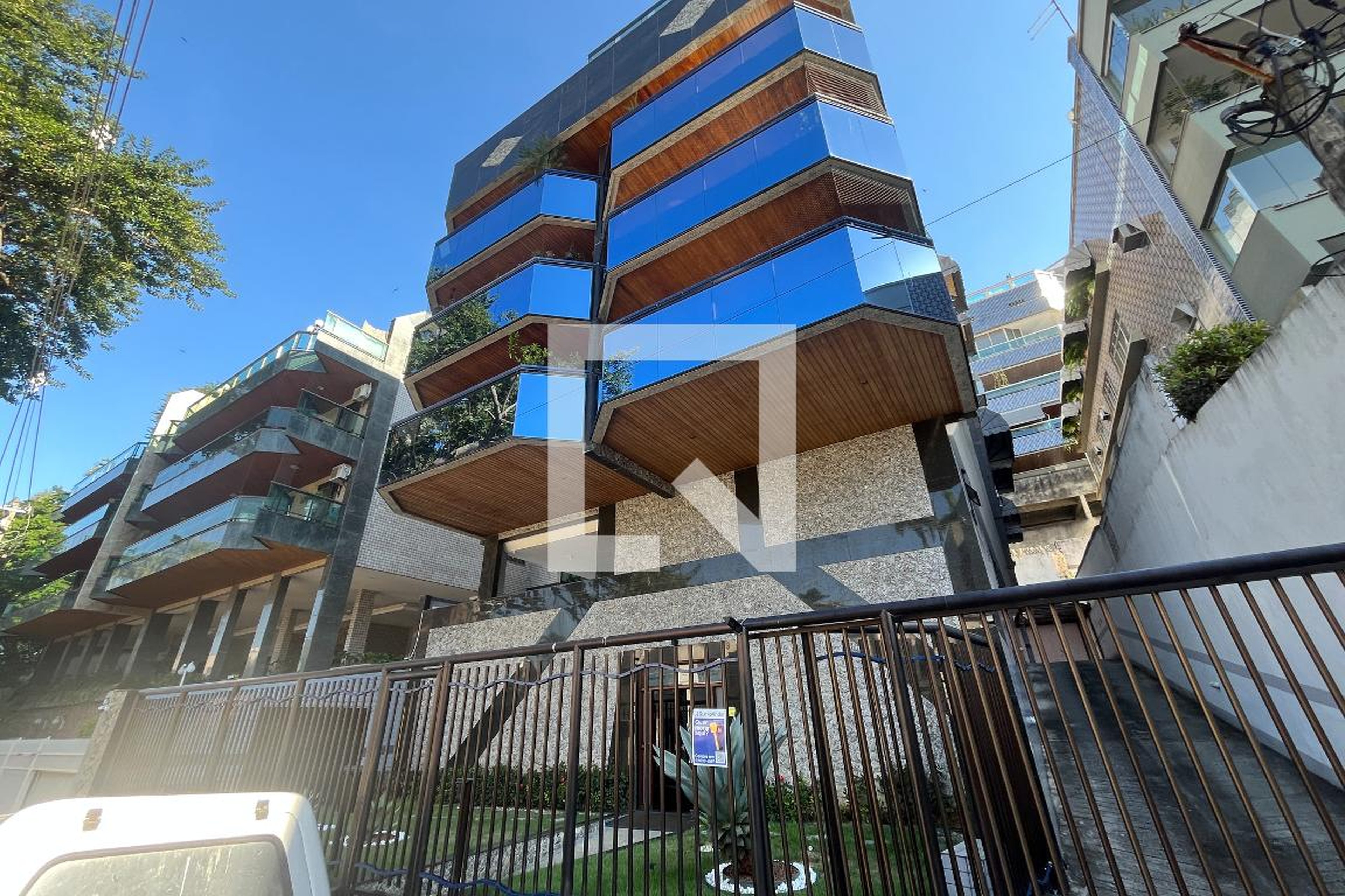 Fachada Condomínio em Rua Alberto Maranhão, 79