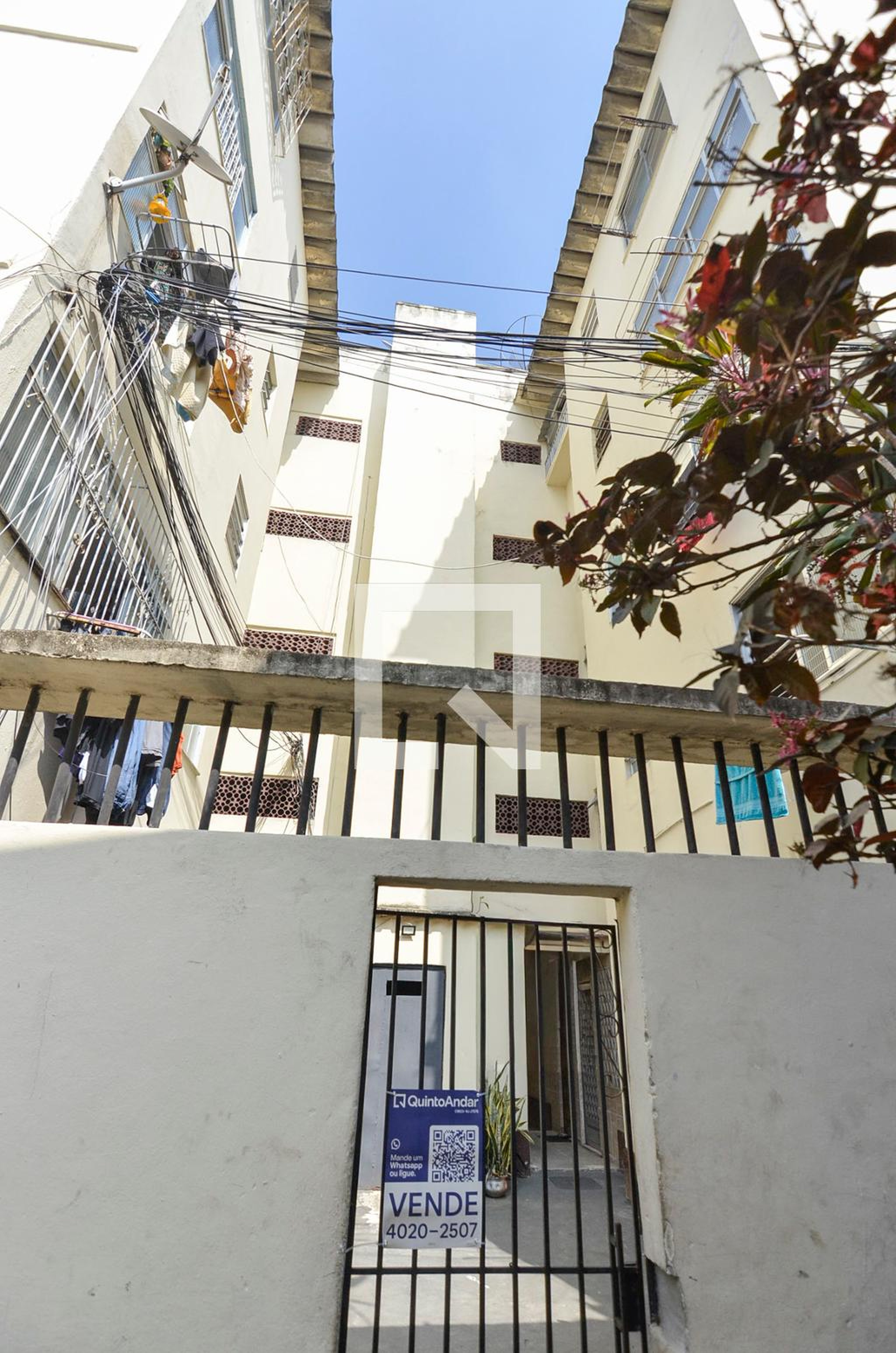 Fachada Condomínio em Rua Antenor Nascentes, 302