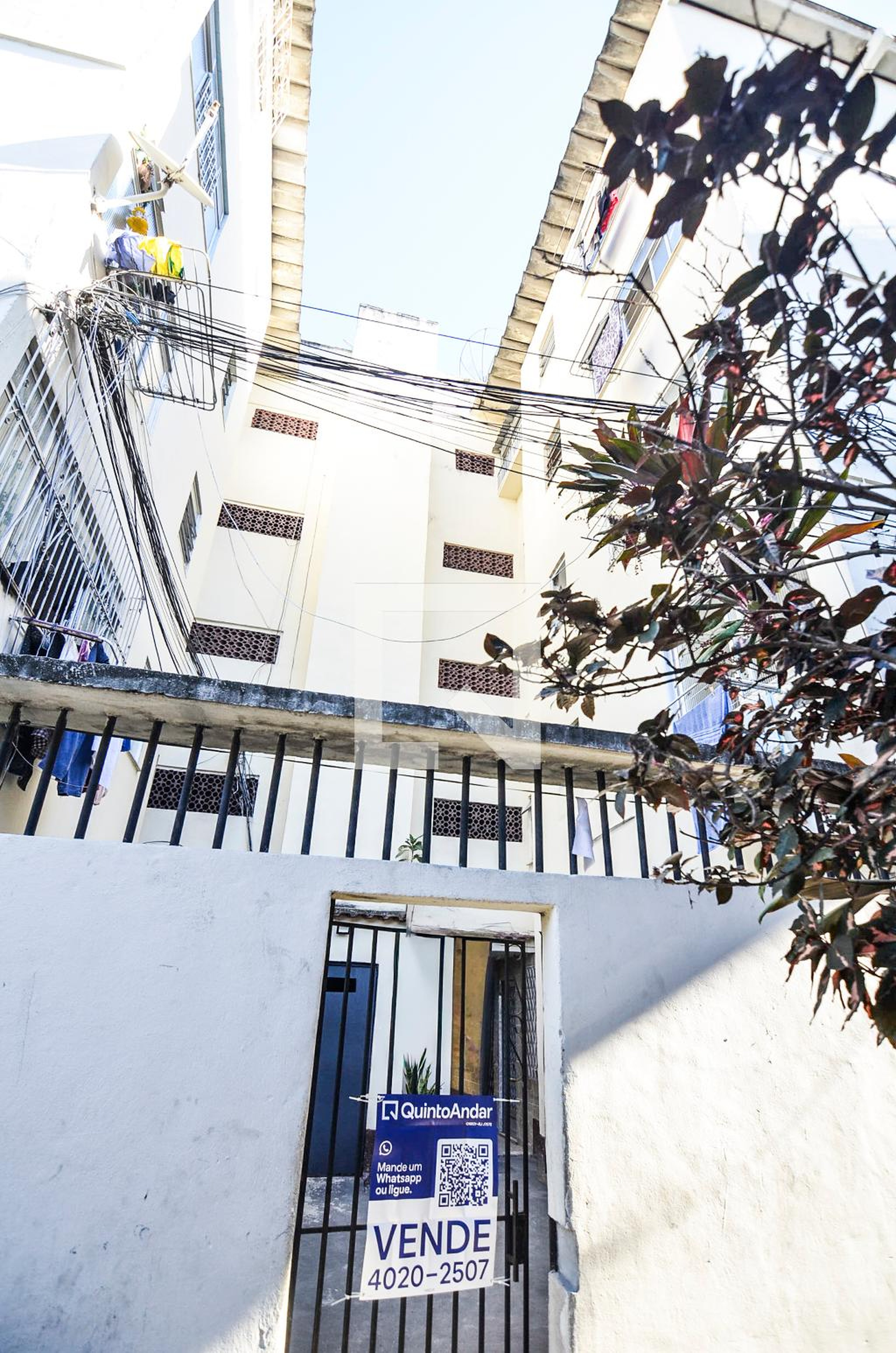 Fachada Condomínio em Rua Antenor Nascentes, 302