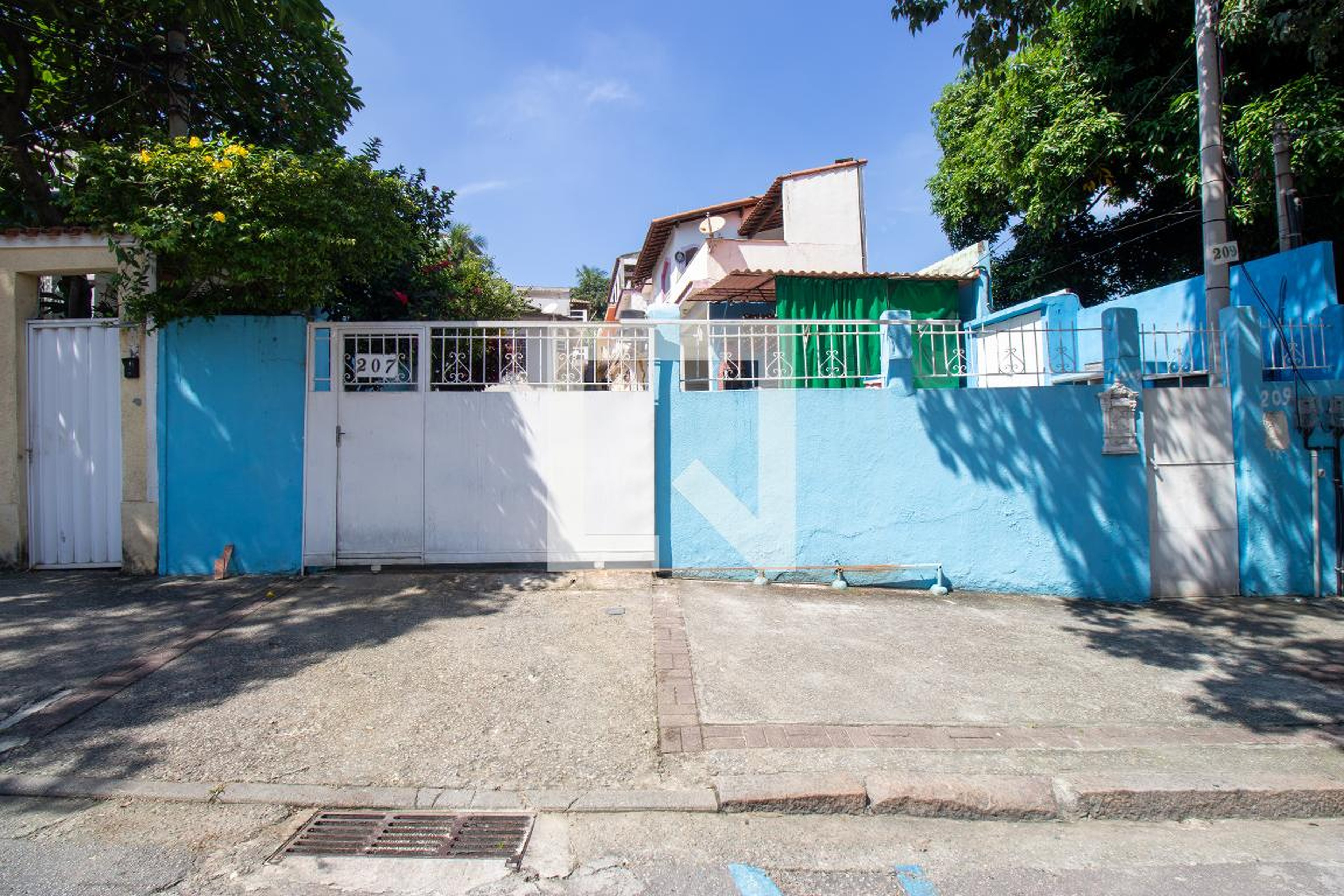 Fachada Condomínio em Rua Gustavo de Andrade, 207