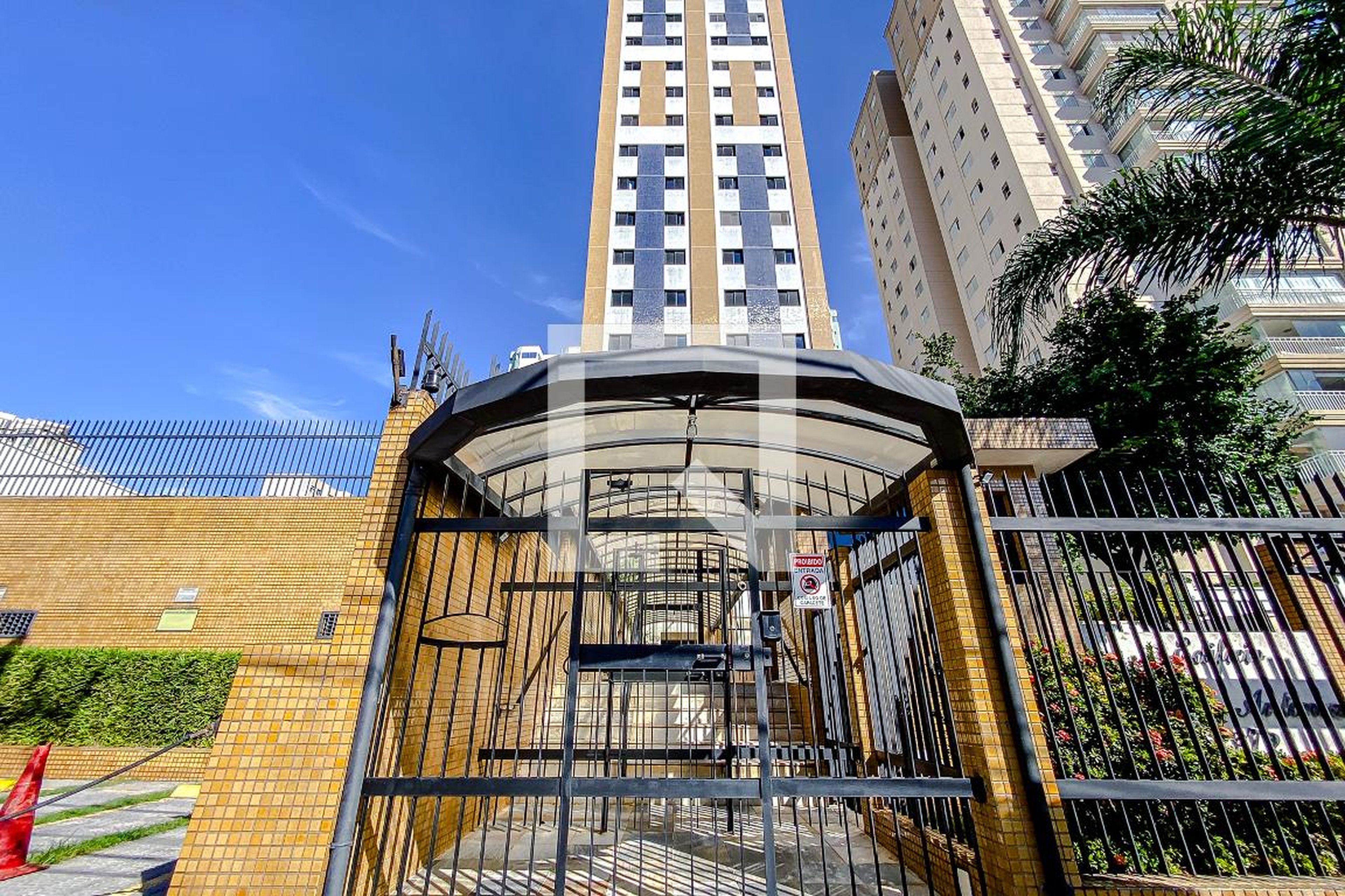 Fachada Condomínio em Rua Campo Largo, 272