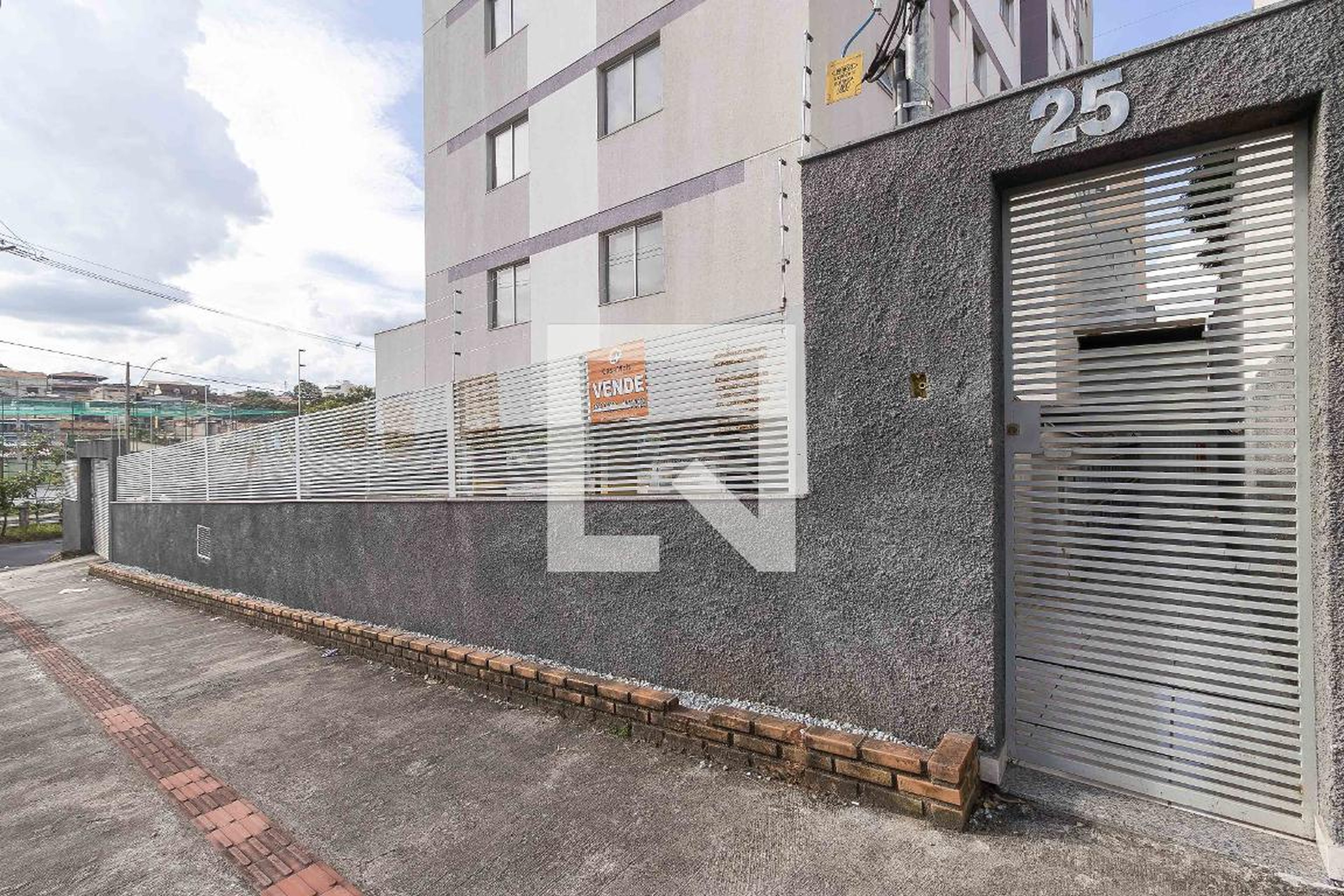 Fachada Condomínio em Rua Tapirai, 25