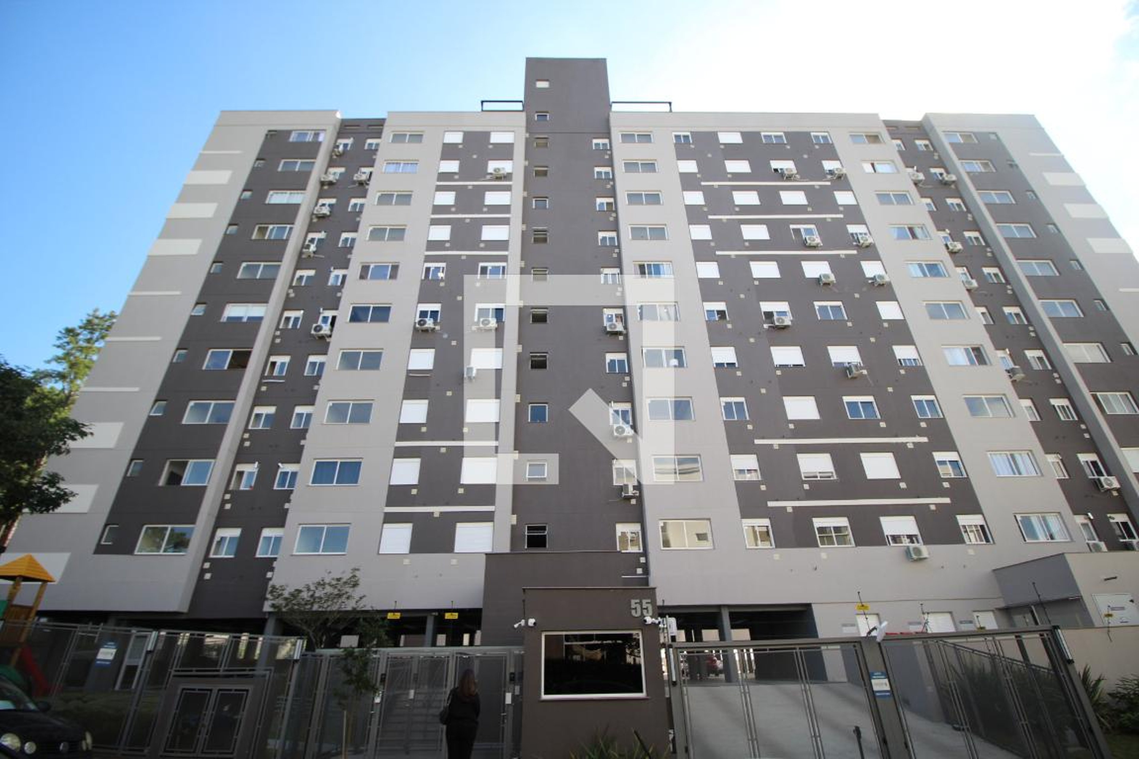 Fachada Condomínio em Rua Herculano Carneiro Pinto, 55