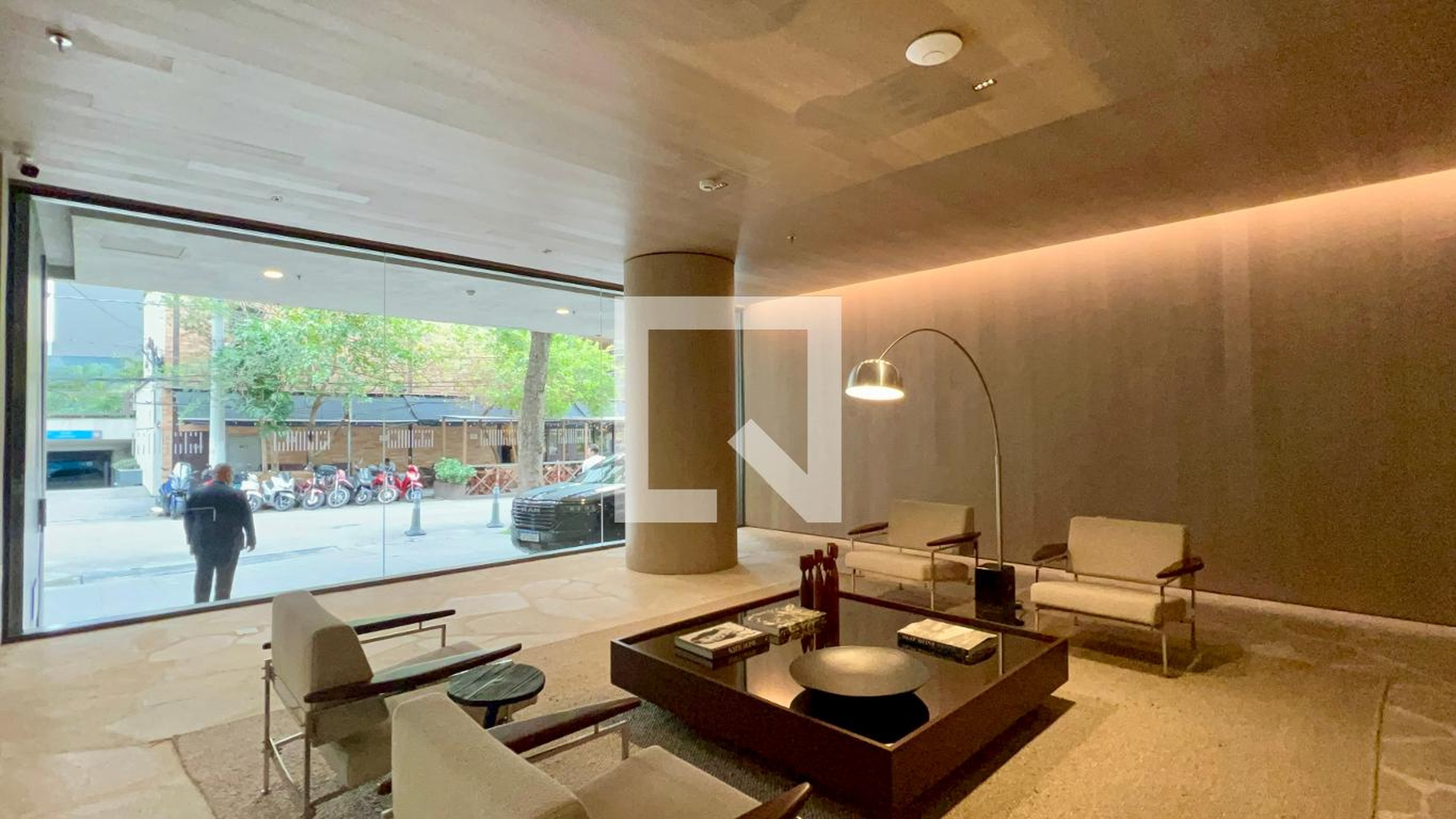 Hall de entrada Condomínio Praça Henrique Monteiro